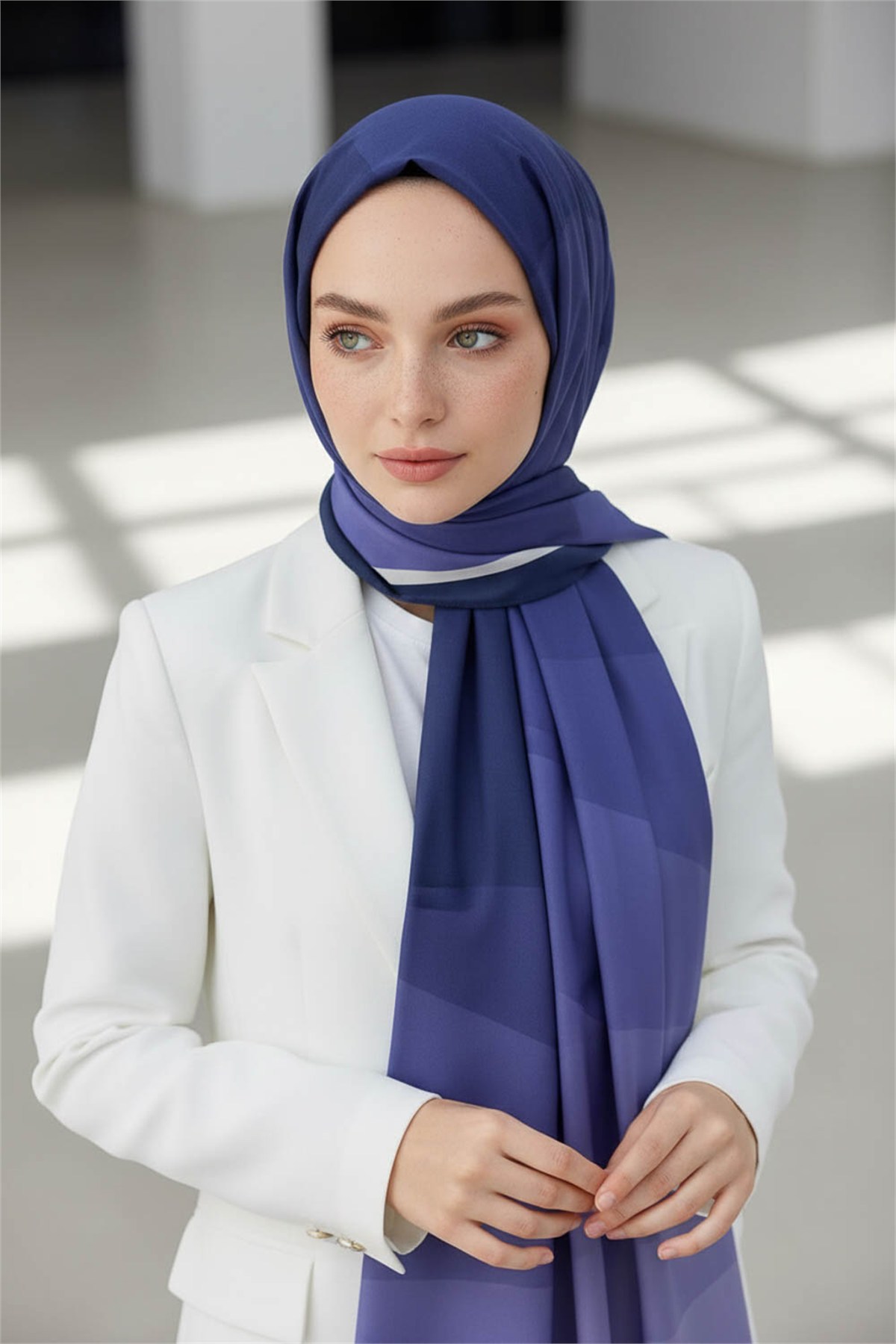 KREP GEOMETRİ DESENLİ LACİVERT RENKLİ 75X195 KIRIŞMAZ ŞAL