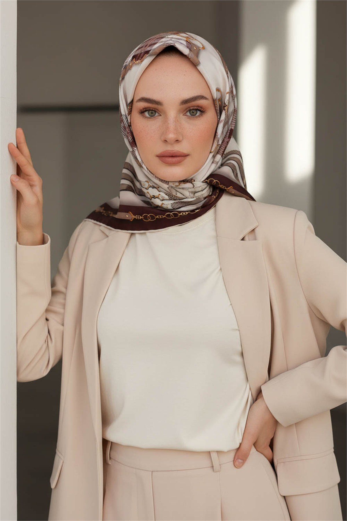 Twill Ekoseli Ve Zincir Desenli Gül Kurusu Renkli 90x90 Eşarp (İpek İçermez) Dikim Şekli : El Dikişi