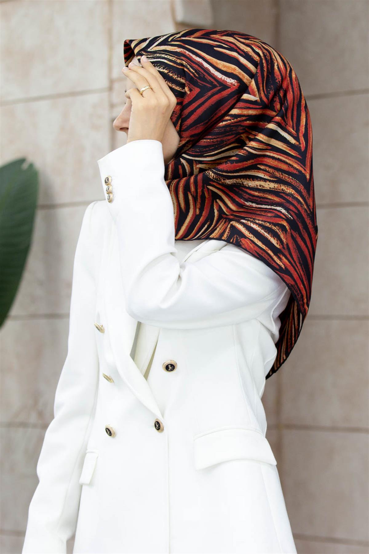 %100 Twill İpek Yaprak Desenli Siyah - Kırmızı Renkli 90x90 Eşarp Dikim Şekli : El Dikişi