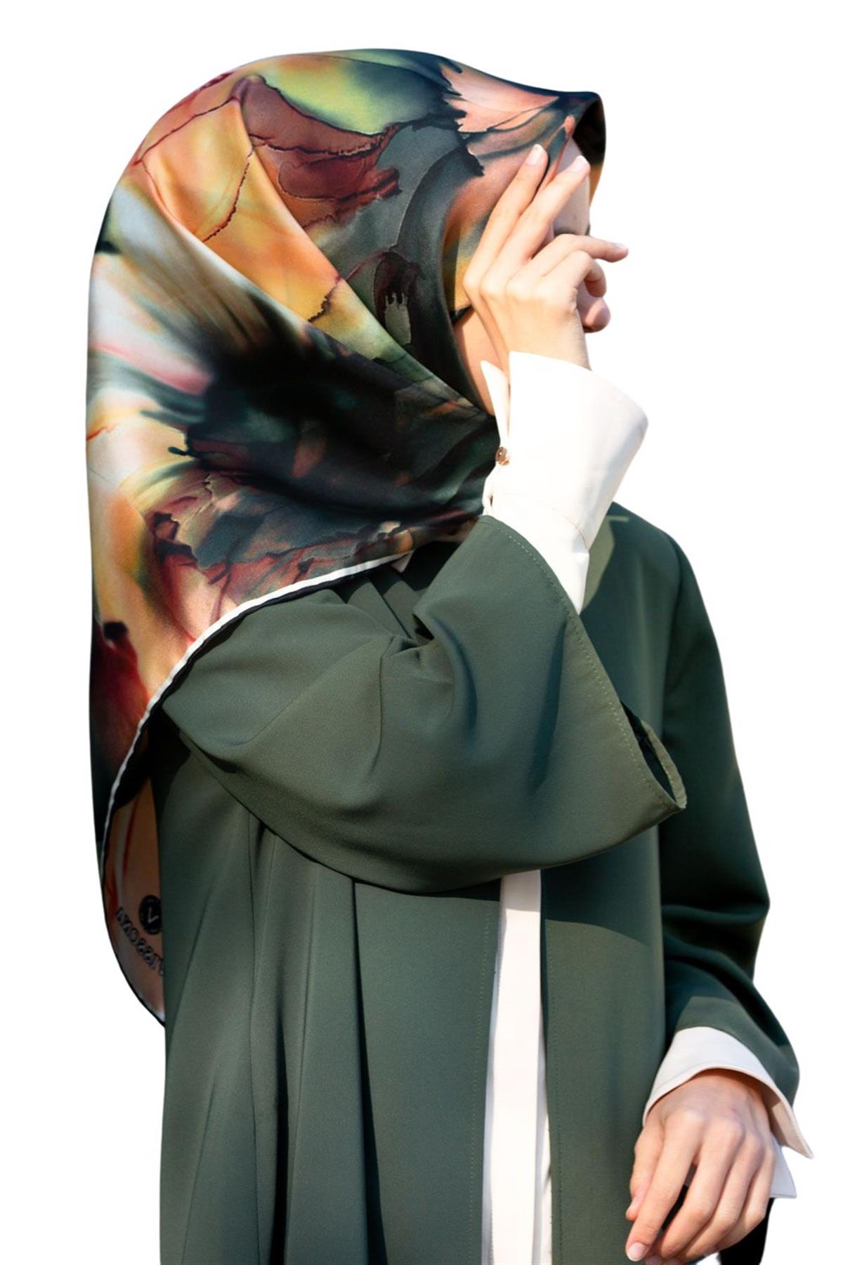 %100 Twill İpek Batik Çiçek Desenli Zümrüt Yeşili - Hardal Renkli 90x90 Eşarp Kenar Dikiş Şekli El Dikişli