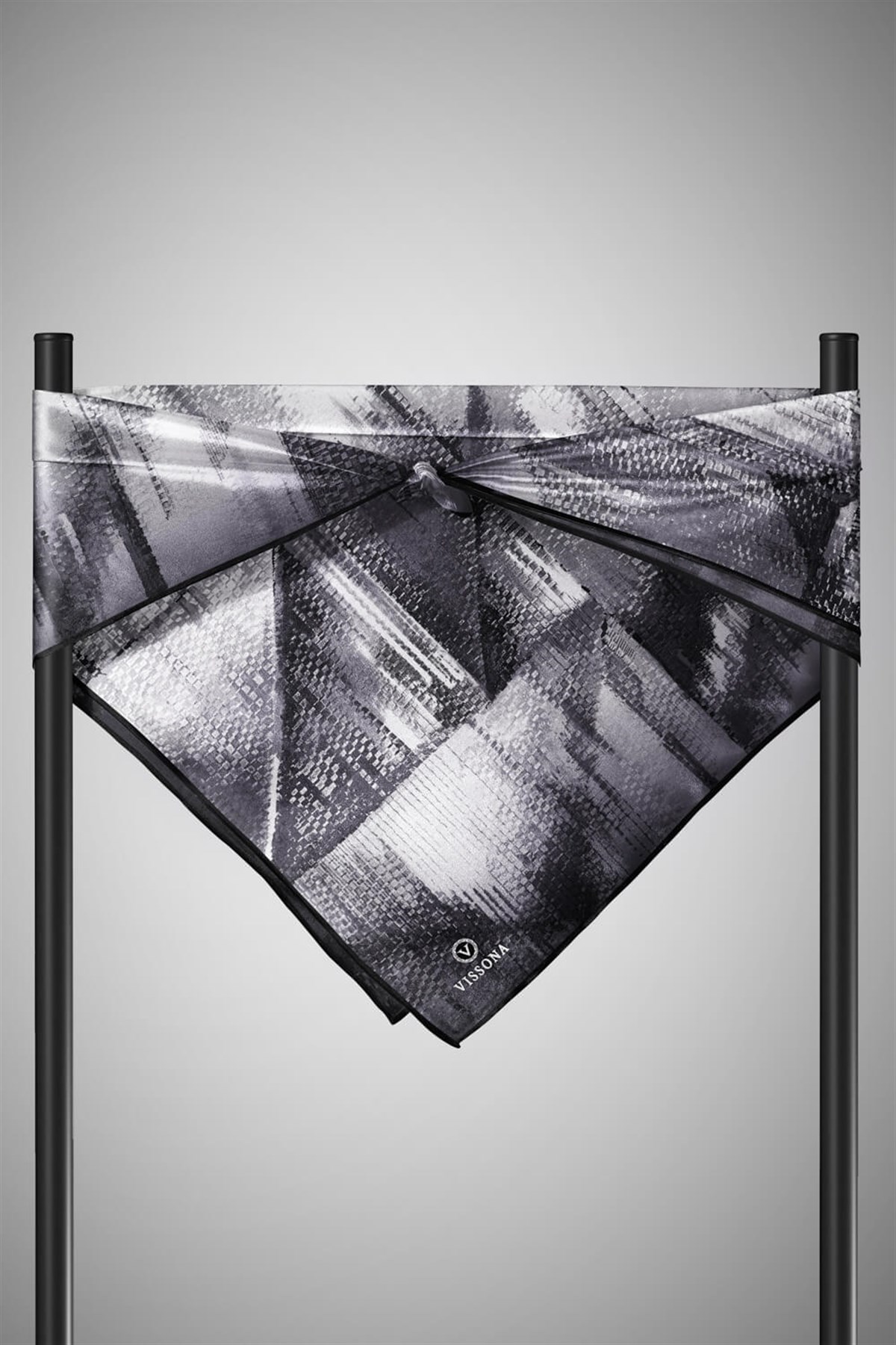 %100 Twill İpek Efektli ve Geometrik Desenli Siyah - Beyaz Renkli 90x90 Eşarp Dikim Şekli : El Dikişi