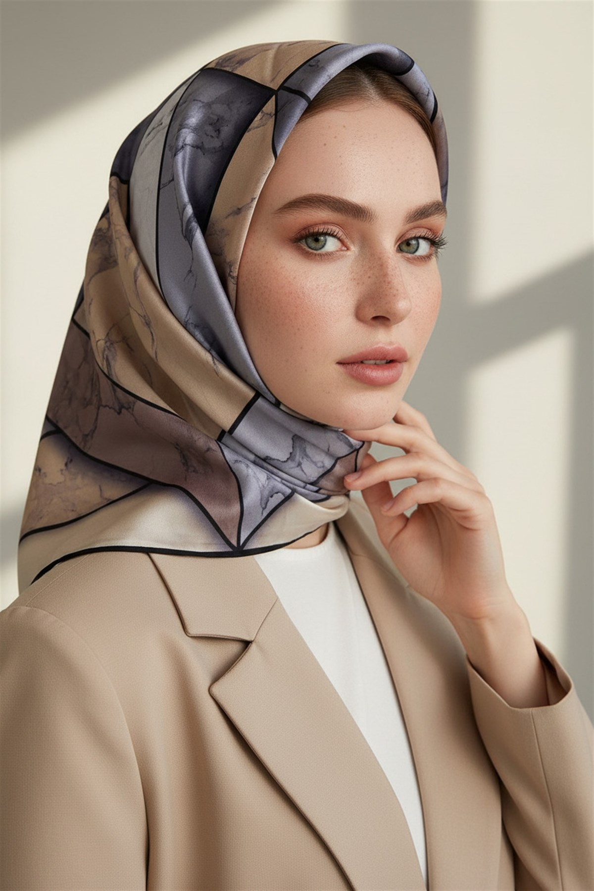 %100 Twill İpek Mermer Desenli Bej - Gri Renkli 90x90 Eşarp Dikim Şekli : El Dikişi