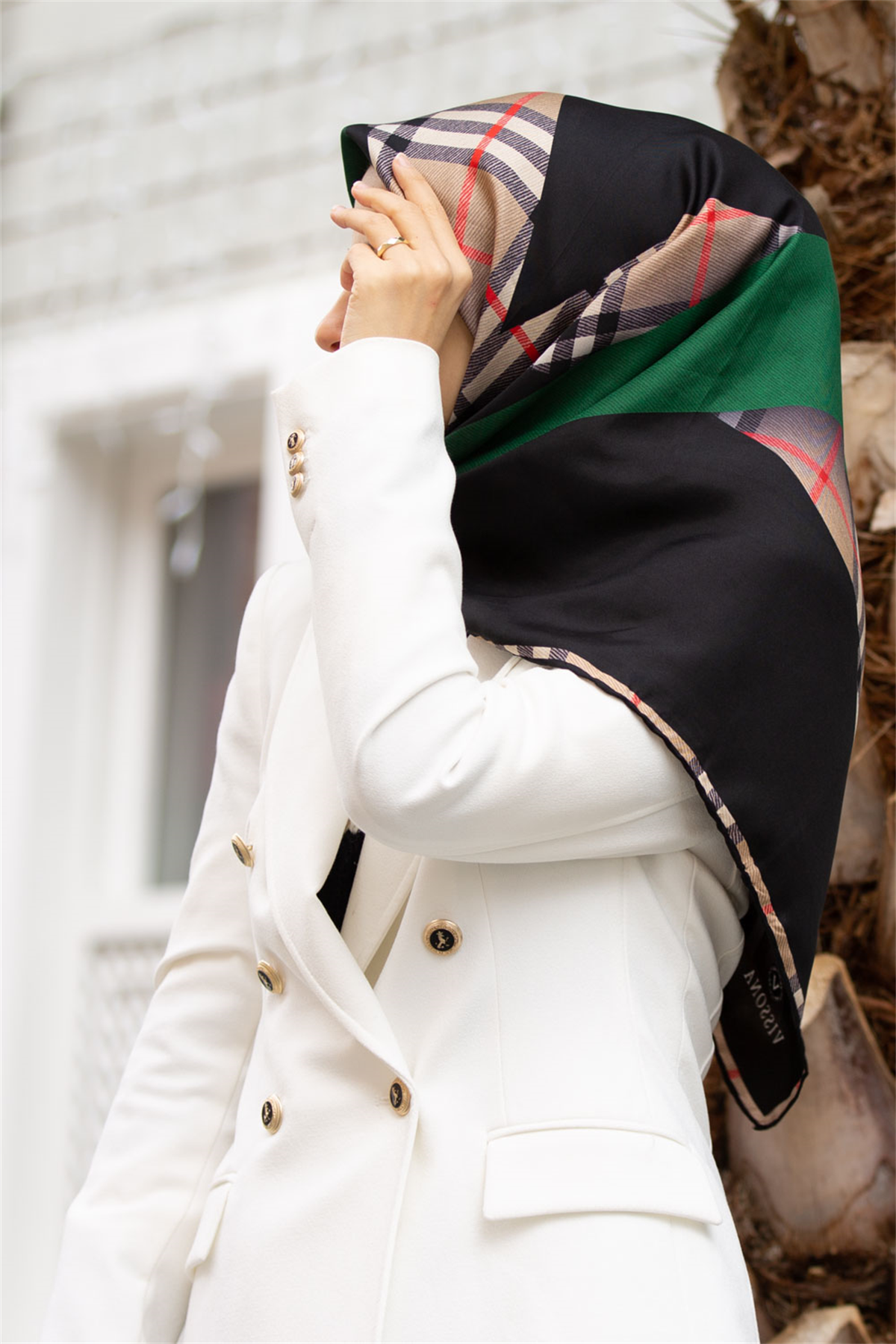 % 57 İPEK % 43 VİSKON Twill İpek Ekose Desenli Zümrüt Yeşili - Siyah Renkli 90x90 Eşarp Dikim Şekli : El Dikişi