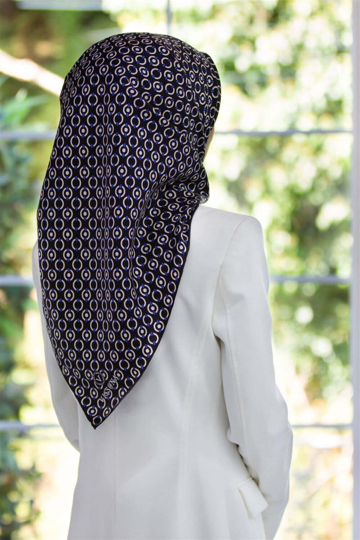 %100 Twill İpek Zincir Desenli Siyah - Saks Renkli 90x90 Eşarp Kenar Dikiş Şekli El Dikişli