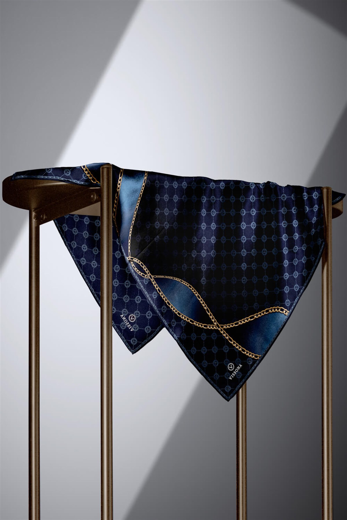 %100 Twill İpek Zincirli Ve Monogram Desenli Lacivert - İndigo Renkli 90x90 Eşarp Dikim Şekli : El Dikişi