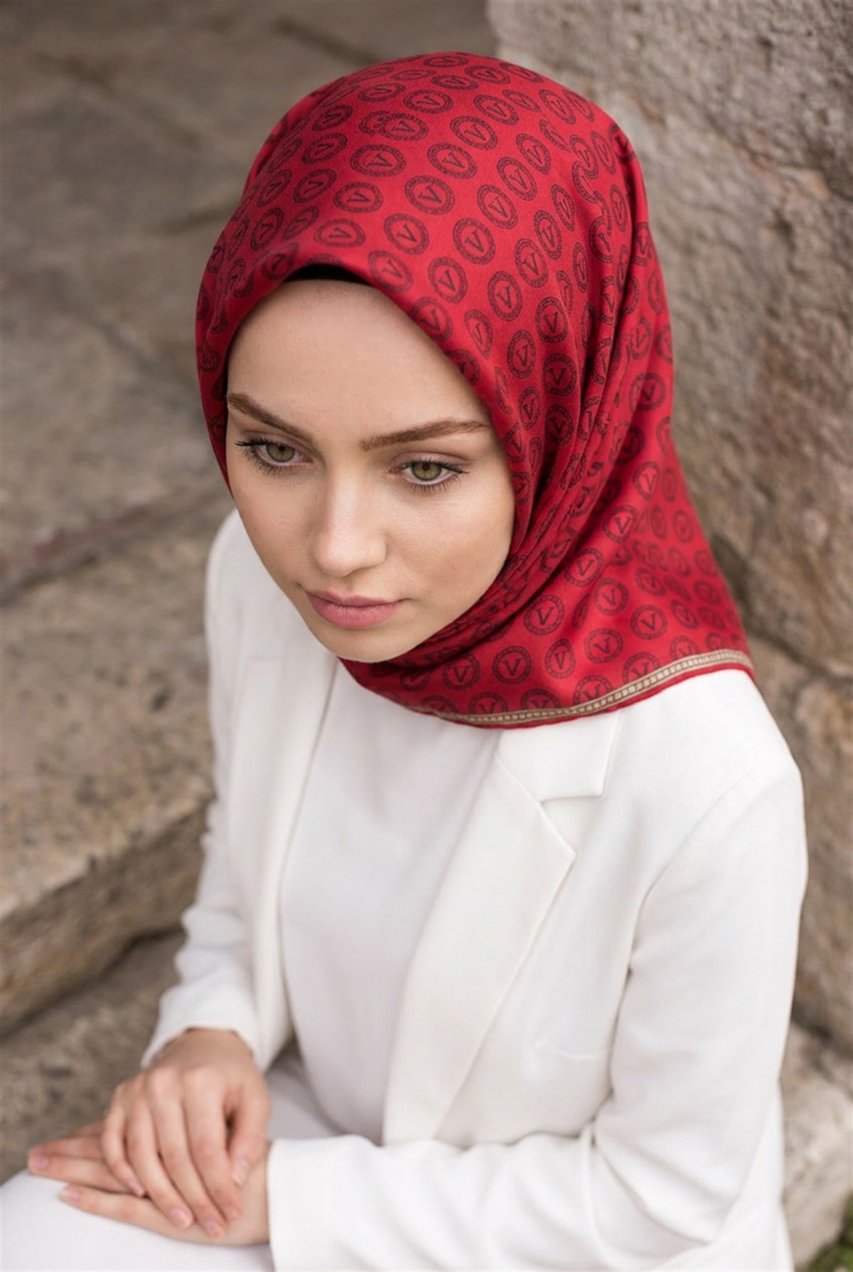 %100 Twill İpek Monogram Desenli Kırmızı Renkli 90x90 Eşarp Dikim Şekli : El Dikişi