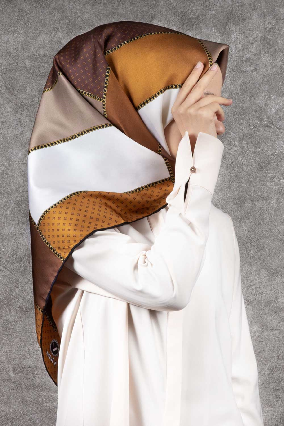Twill Geometrik Desenli Kahverengi - Hardal Renkli 90x90 Eşarp (İpek İçermez) Kenar Dikiş Şekli El Dikişli