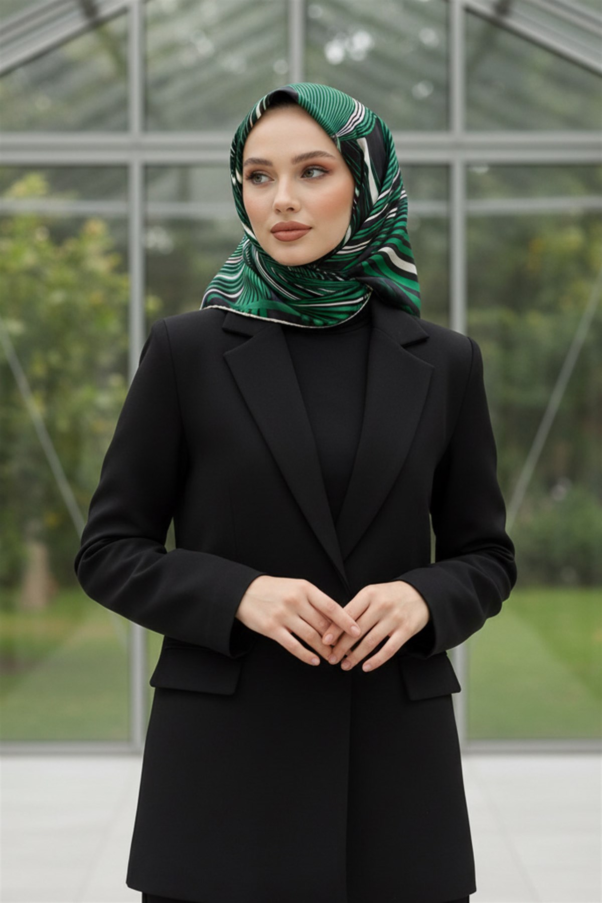 %100 Twill İpek Çizgili Desenli Zümrüt Yeşili - Krem Renkli 90x90 Eşarp Dikim Şekli : El Dikişi