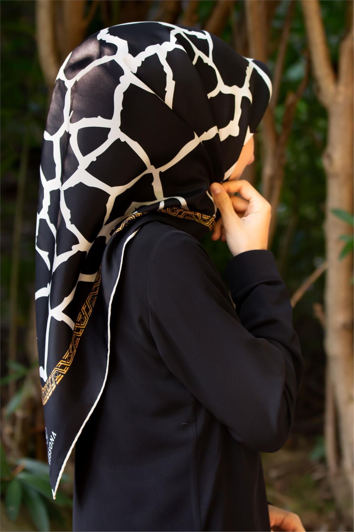 %100 Twill Taş Desenli Siyah - Krem Renkli 90x90 Eşarp Dikim Şekli: El Dikişi