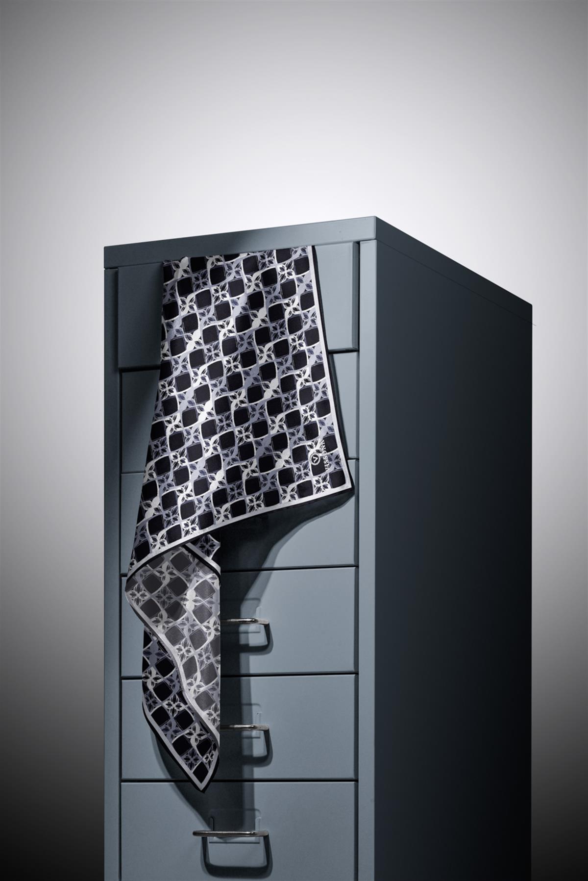 %100 Twill İpek Geometrik Desenli Siyah - Gri Renkli 90x90 Eşarp Dikim Şekli : El Dikişi