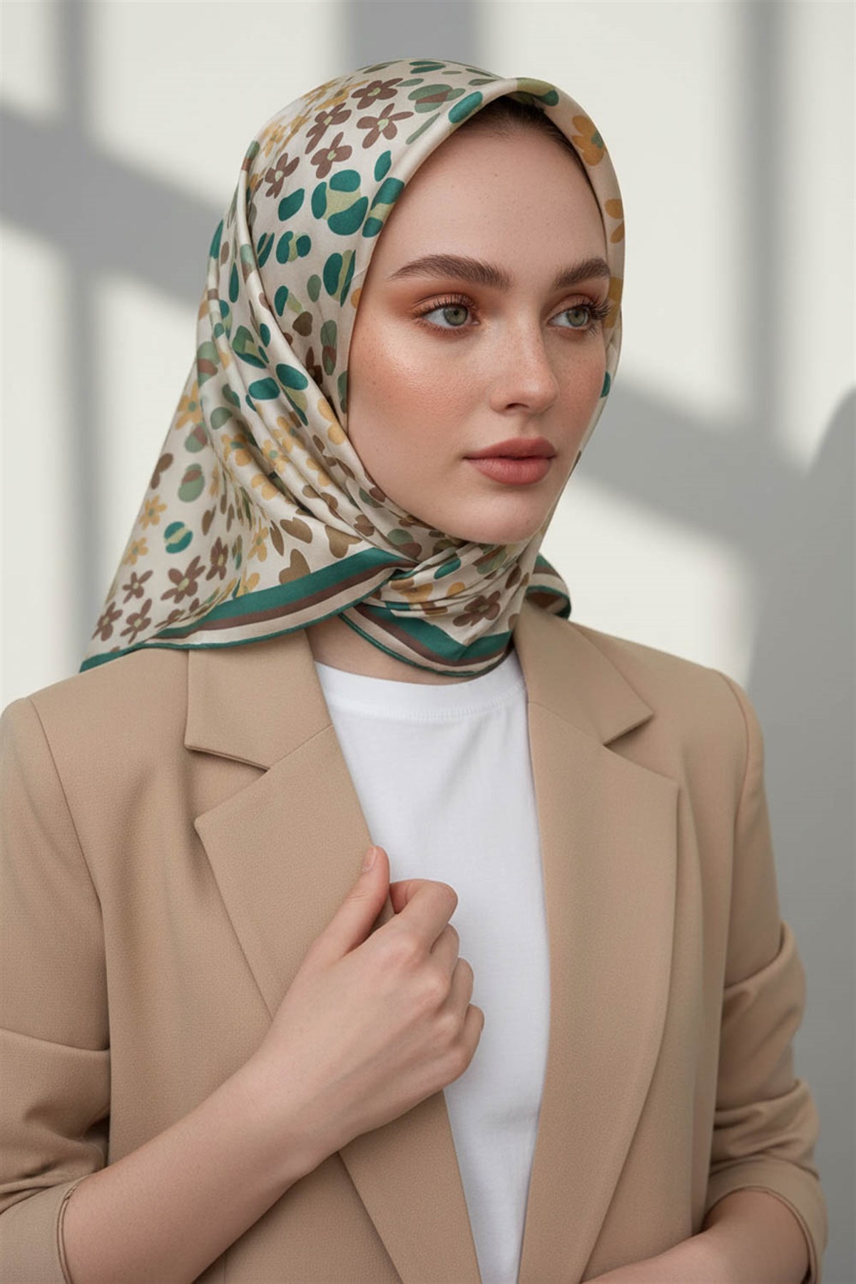 %100 Twill İpek Kalpli Leopar Desenli Zümrüt Yeşili - Vizon Renkli 90x90 Eşarp Dikim Şekli : El Dikişi