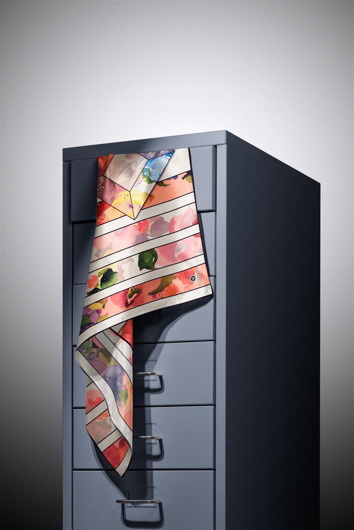 %100 Twill İpek Bahar Çiçekleri Desenli Pudra - Bebe Mavisi Renkli 90x90 Eşarp Kenar Dikiş Şekli El Dikişli