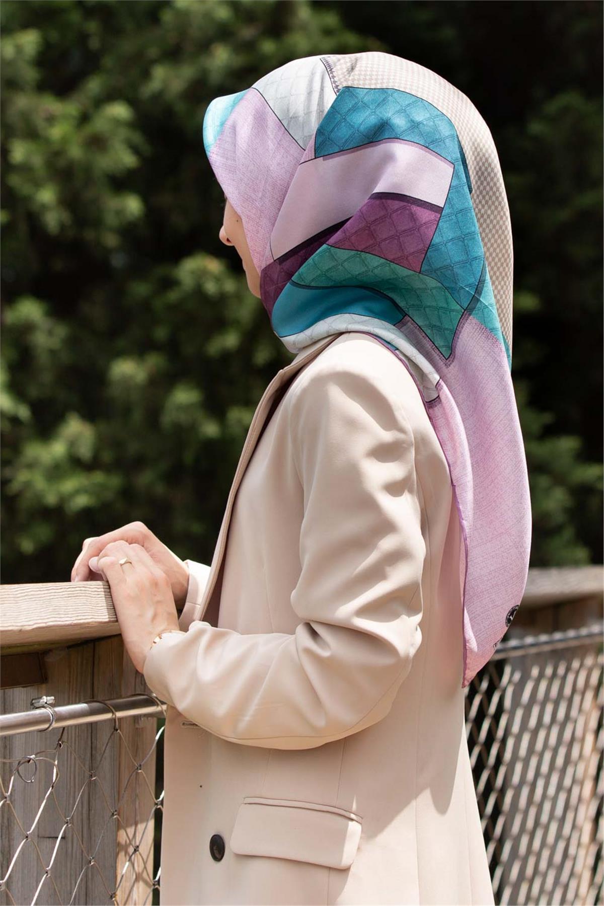 %100 Twill İpek Kazayaklı Ve Geometrik Desenli Pembe - Su Yeşili Renkli 90x90 Eşarp Dikim Şekli : El Dikişi