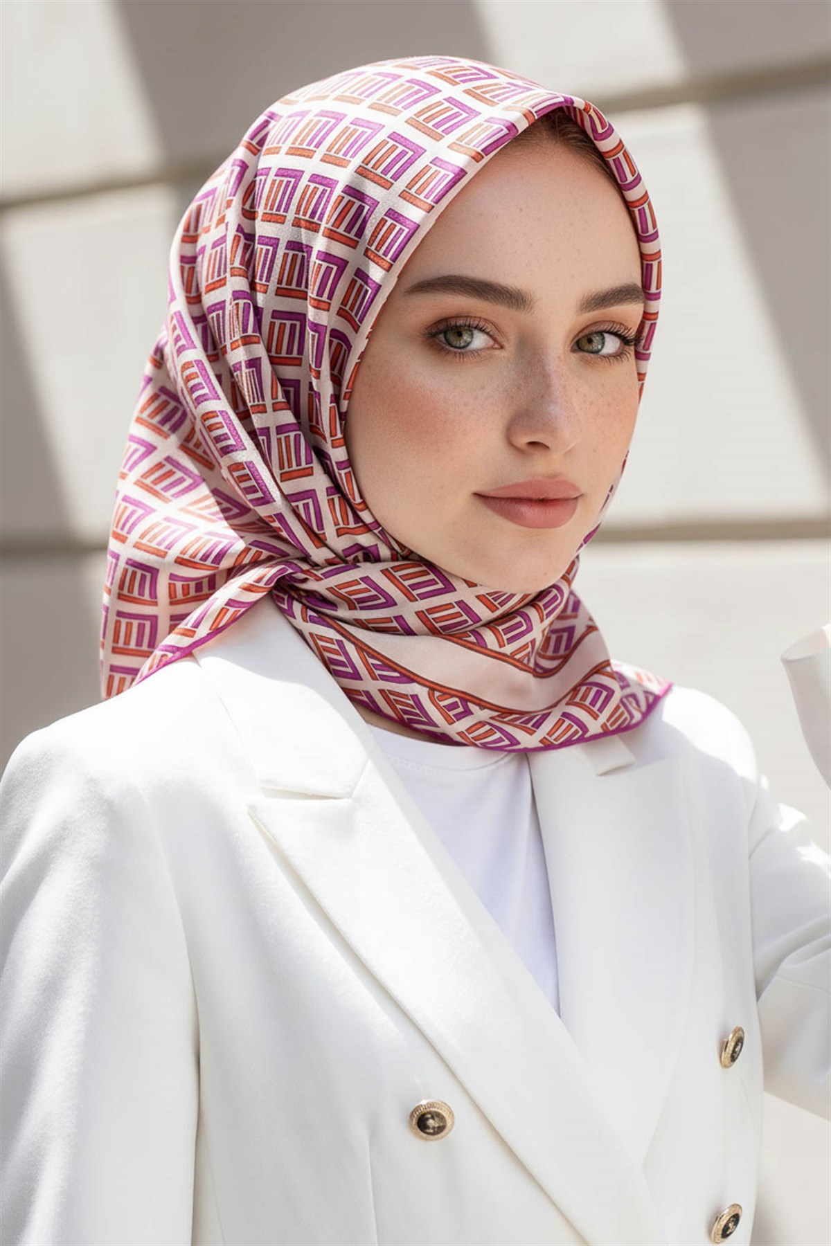 %100 Twill İpek Geometrik Desenli Fuşya - Turuncu Renkli 90x90 Eşarp Dikim Şekli : El Dikişi