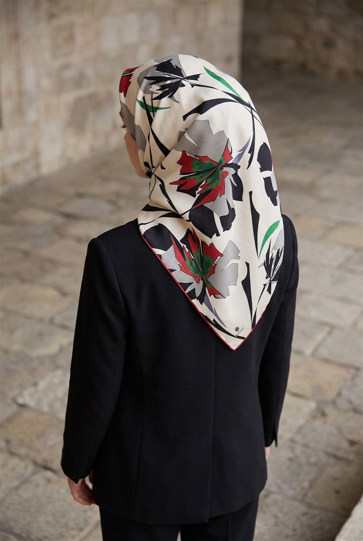 %100 Twill İpek Çiçek Desenli Krem - Bordo Renkli 90x90 Eşarp Dikim Şekli : El Dikişi