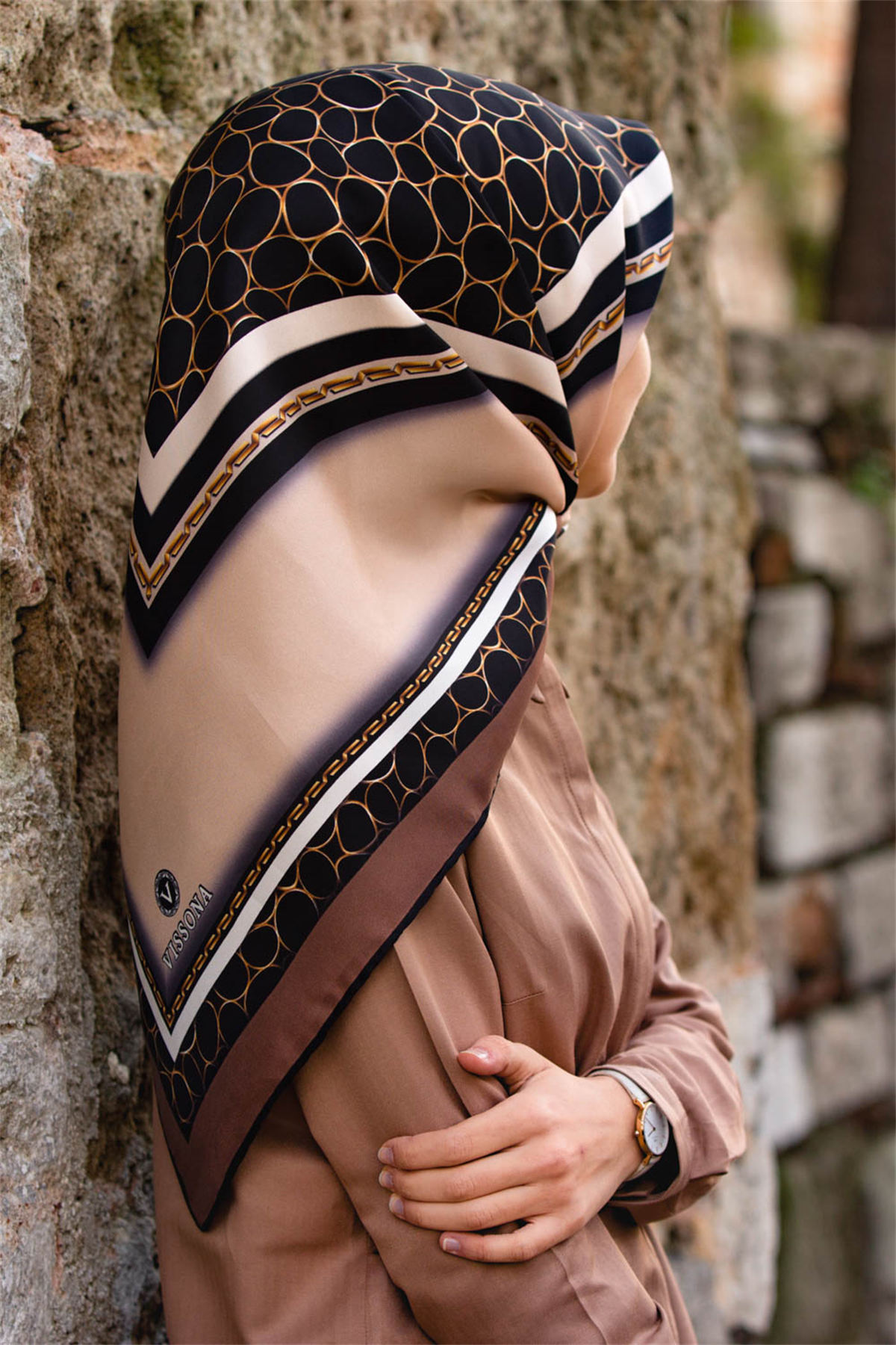 % 57 İPEK %43 VİSKON Twill İpek Gold Halka Desenli Bej - Kahverengi Renkli 90x90 Eşarp Dikim Şekli : El Dikişi