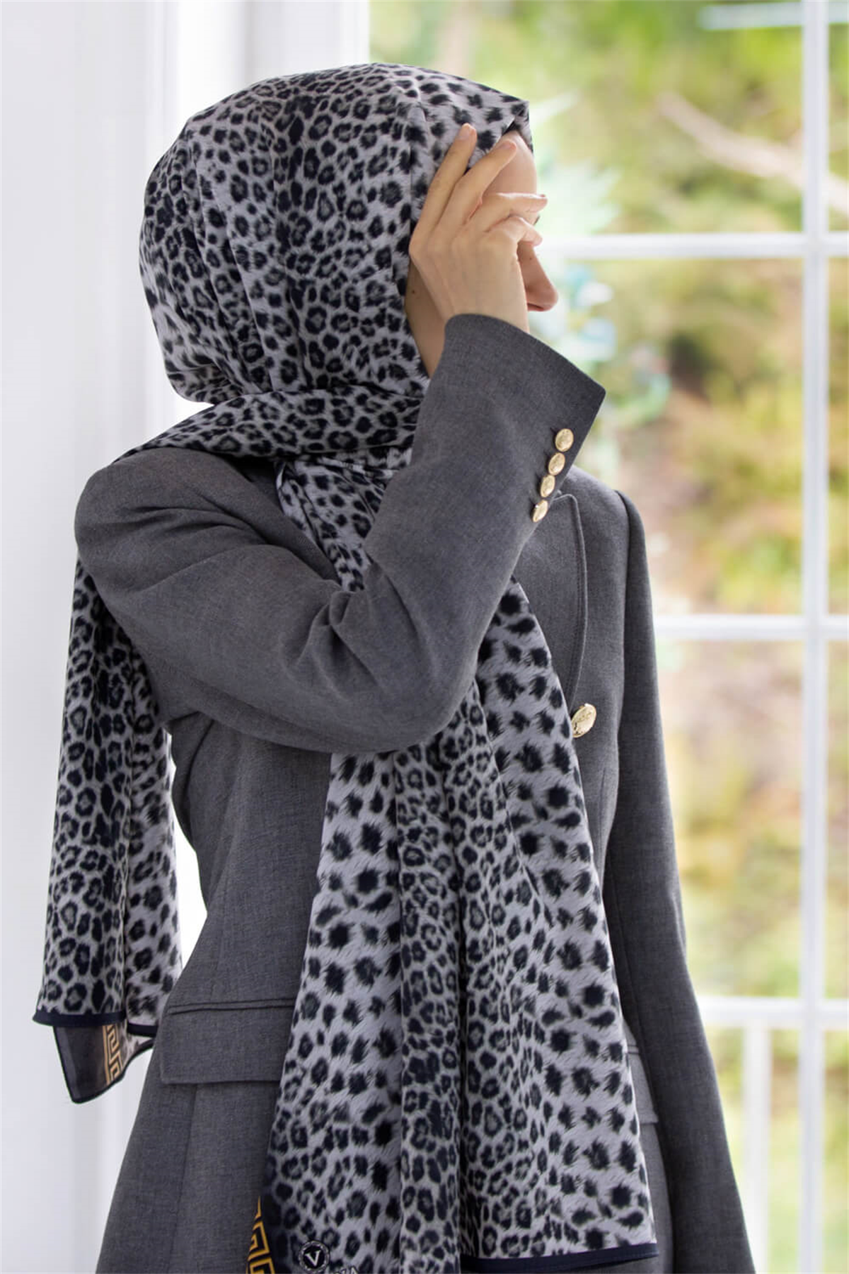 LÜKS MEDİNE BAROK BARDÜRLÜ LEOPAR DESENLİ SİYAH - GRİ RENKLİ 75X195 KIRIŞMAZ ŞAL MOSS KREP DİKİŞ TİPİ İTALYAN DİKİŞLİ