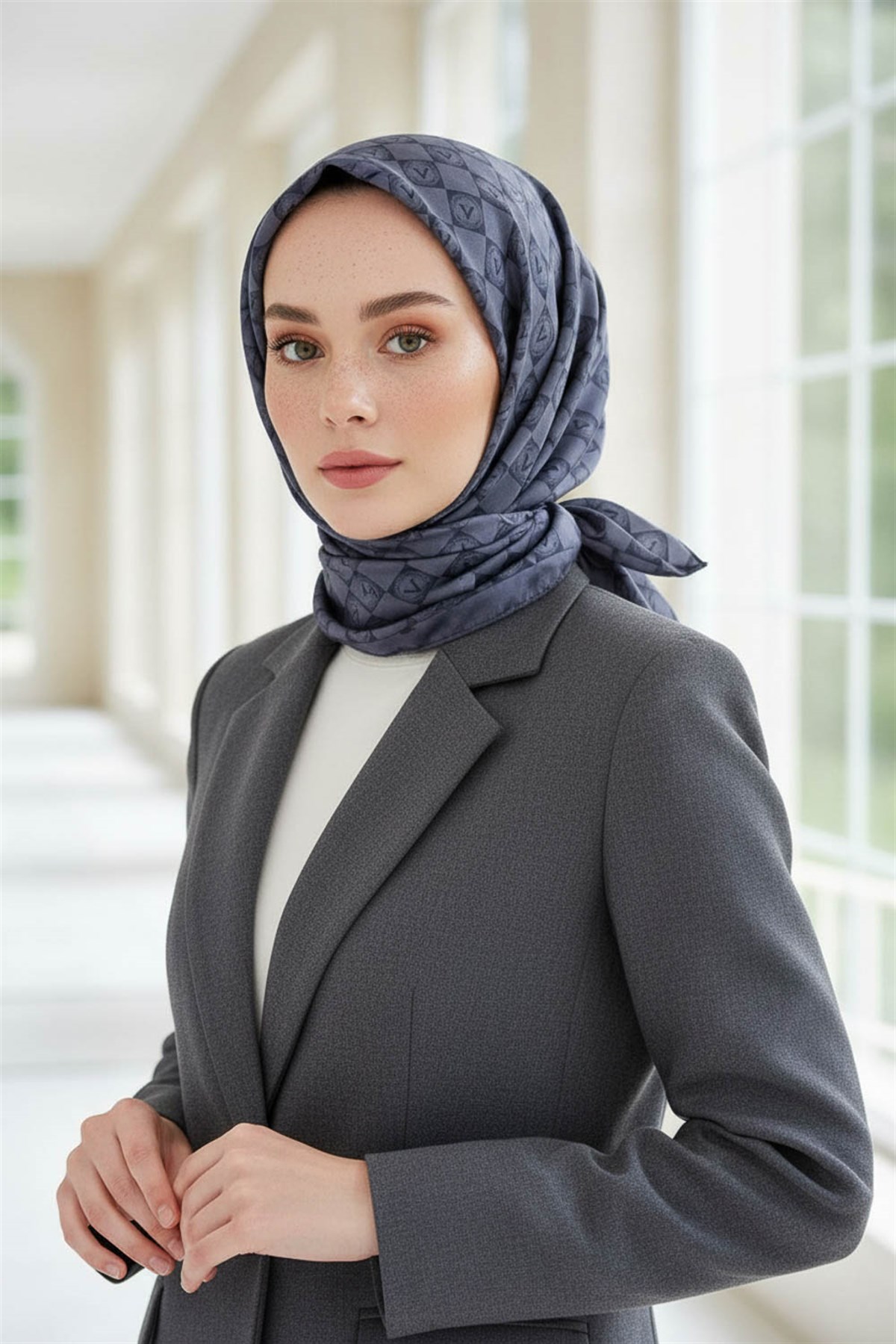 %100 Twill İpek Monogram Desenli Gri Renkli 90x90 Eşarp Dikim Şekli : El Dikişi