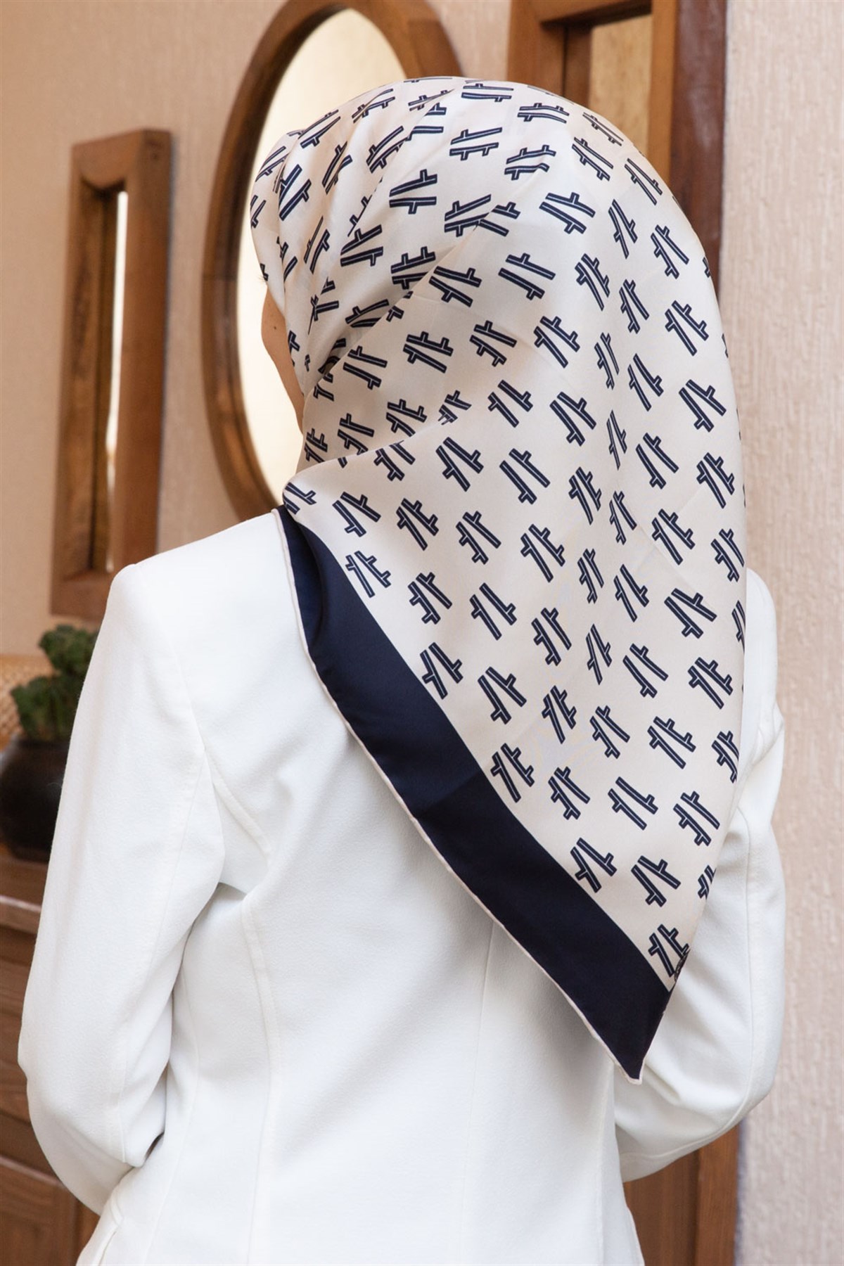 %100 Twill İpek Geometrik Desenli Krem - Lacivert Renkli 90x90 Eşarp Dikim Şekli : El Dikişi