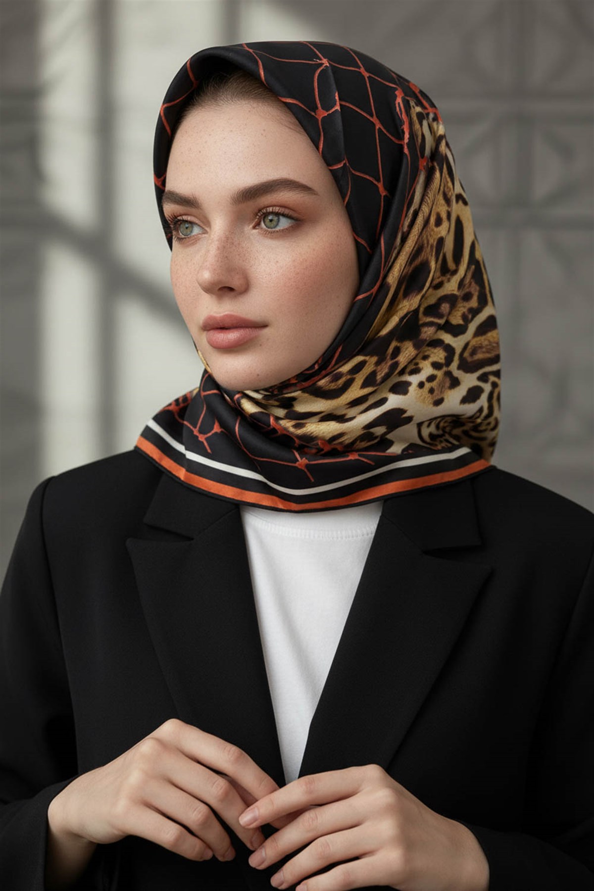%100 Twill İpek Leopar Desenli Siyah - Taba Renkli 90x90 Eşarp Dikim Şekli : El Dikişi