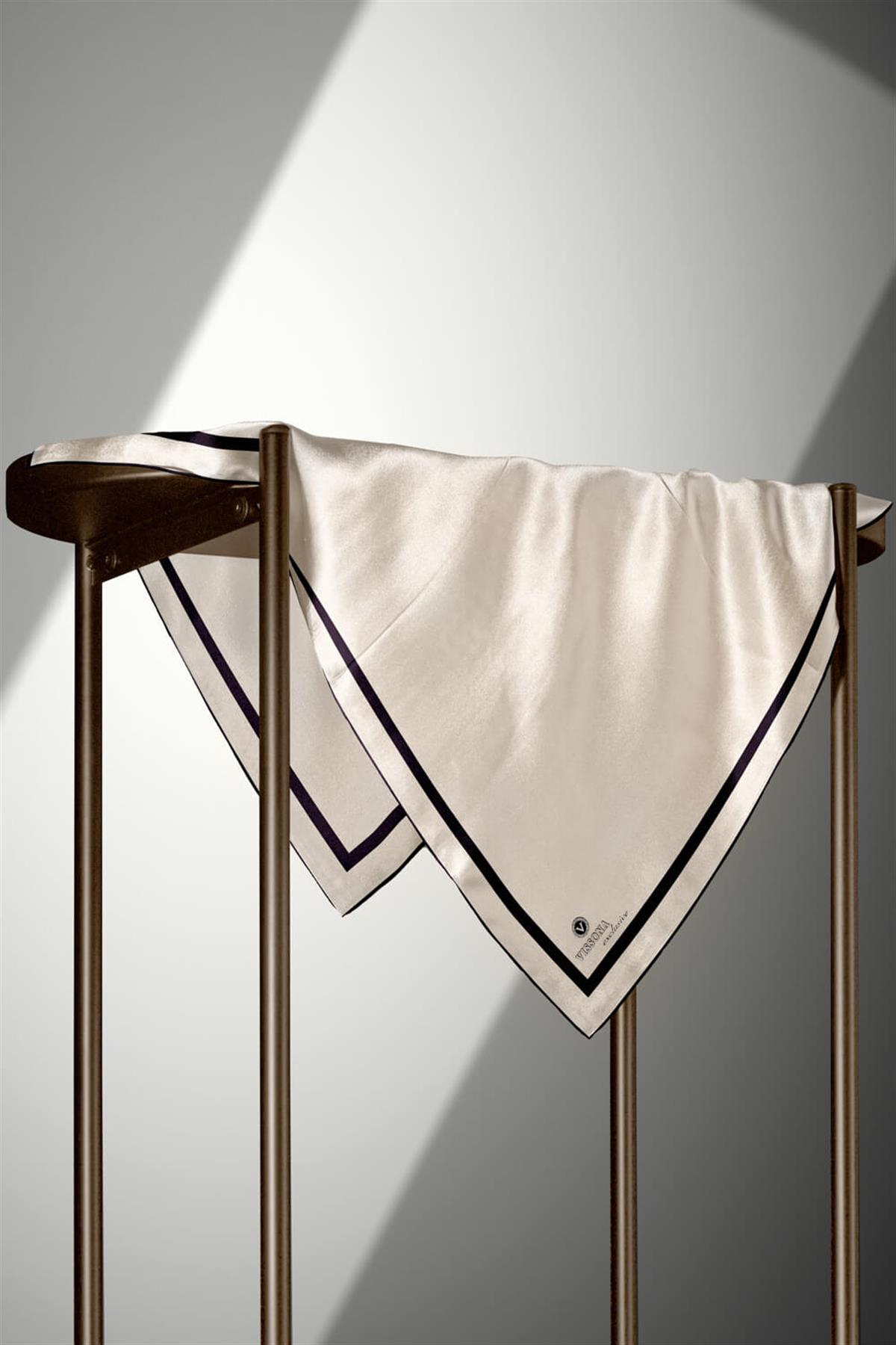 100% Twill İpek Düz Renk Bordür Desenli Krem - Siyah Renkli Daha Tok Exclusive Serisi 90x90 Dikim Şekli : El Dikişi Eşarp