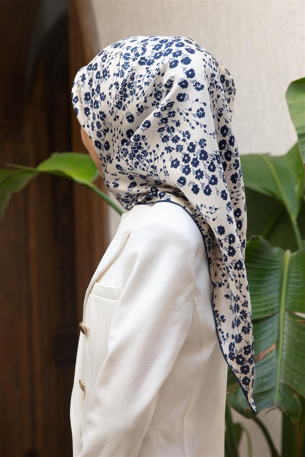 %100 Twill İpek Çıtır Çiçek Desenli Krem - Lacivert Renkli 90x90 Eşarp Dikim Şekli : El Dikişi