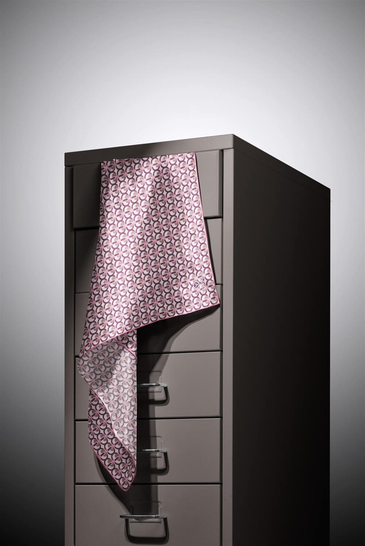 %100 Twill İpek Geometrik Desenli Pudra Renkli 90x90 Eşarp Dikim Şekli : El Dikişi