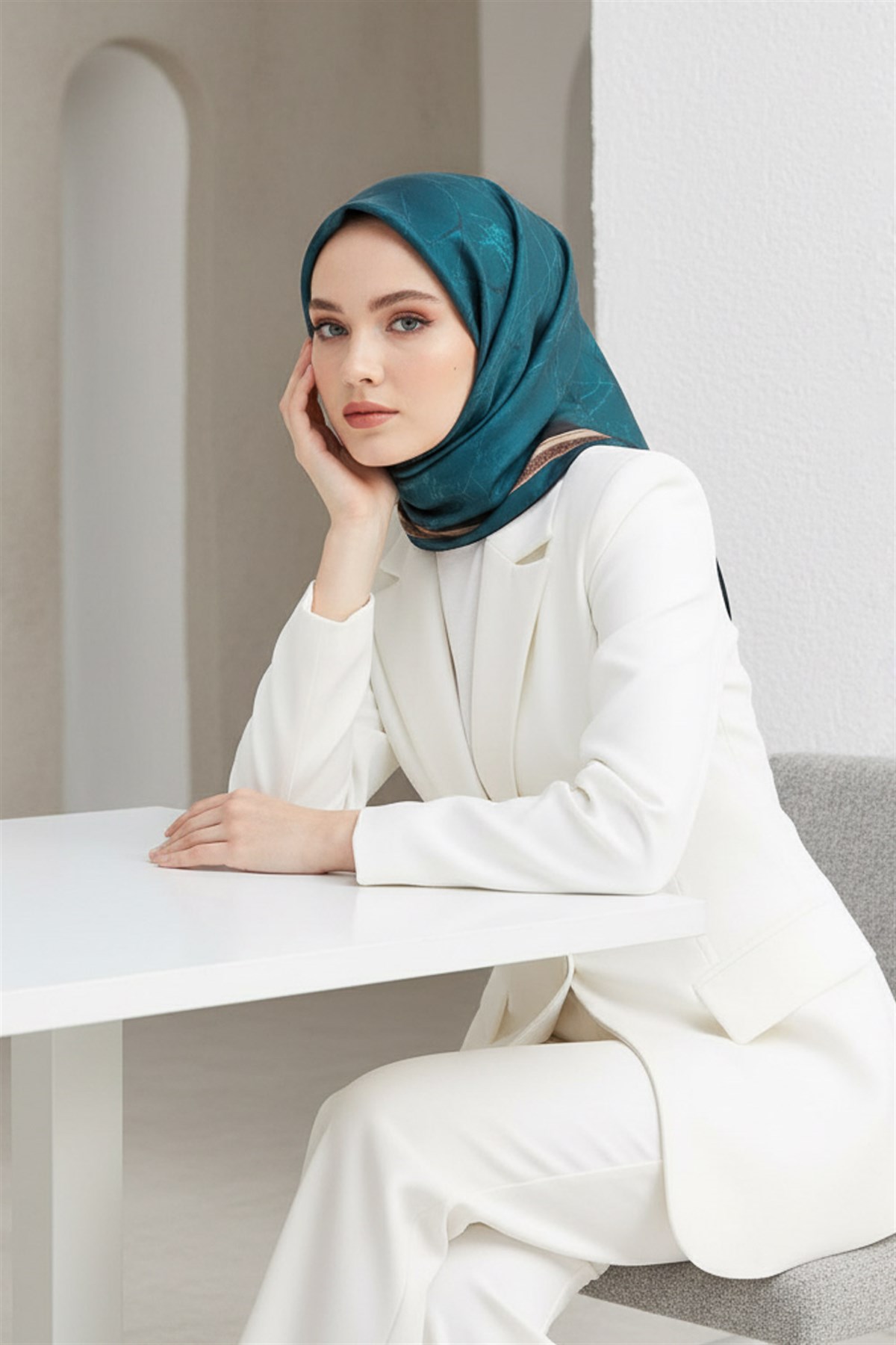 %100 Twill İpek Mermer Desenli Petrol Yeşili Renkli 90x90 Eşarp Dikim Şekli : El Dikişi