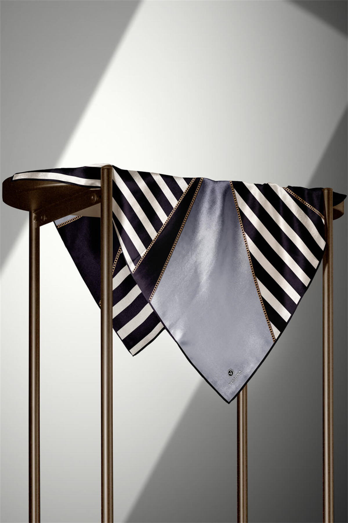 %100 Twill İpek Zincirli Çizgi Desenli Siyah - Gri Renkli 90x90 Eşarp Dikim Şekli : El Dikişi