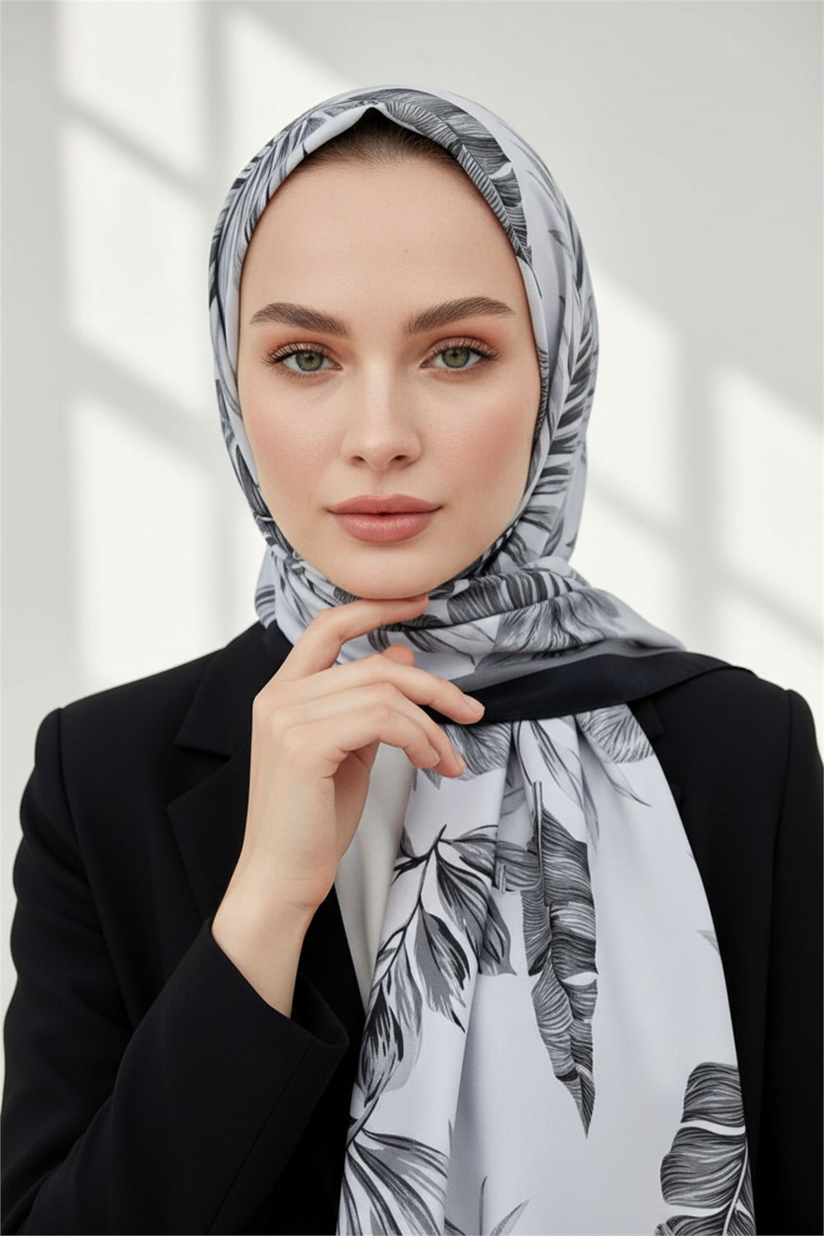 KREP YAPRAK DESENLİ GÜMÜŞ - GRİ RENKLİ 75X195 KIRIŞMAZ ŞAL