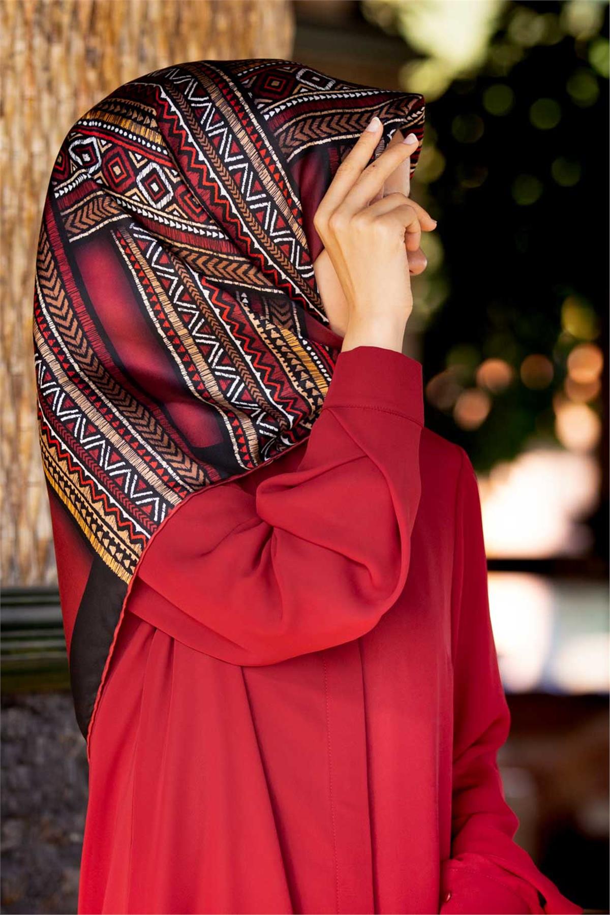 %100 Twill İpek Etnik Desenli Siyah - Bordo Renkli 90x90 Eşarp Dikim Şekli : El Dikişi