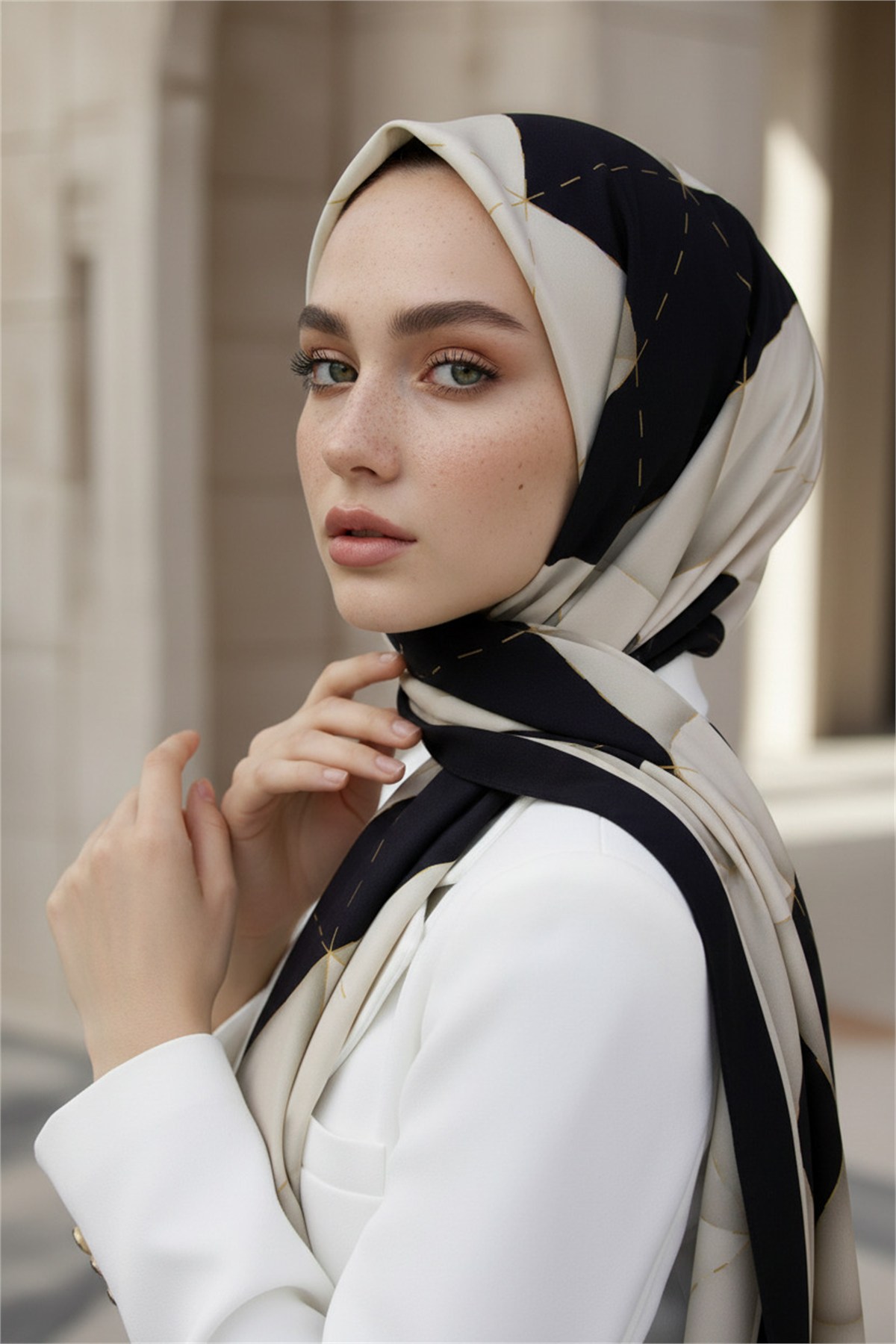 KREP ÜÇGEN YAMA DESENLİ SİYAH RENKLİ 75X195 KIRIŞMAZ ŞAL