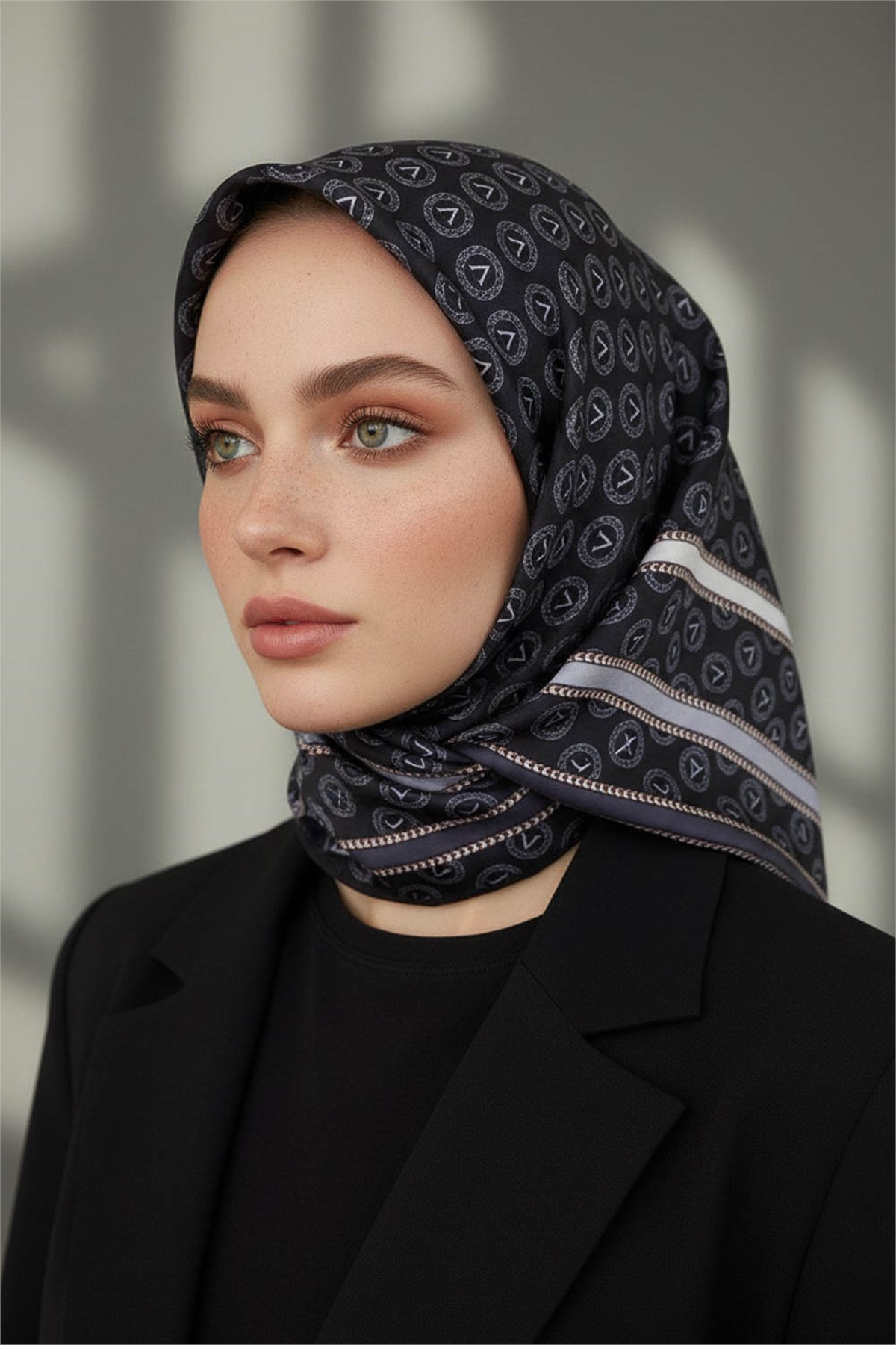 %100 Twill İpek Monogram Desenli Siyah - Gri Renkli 90x90 Eşarp Dikim Şekli : El Dikişi