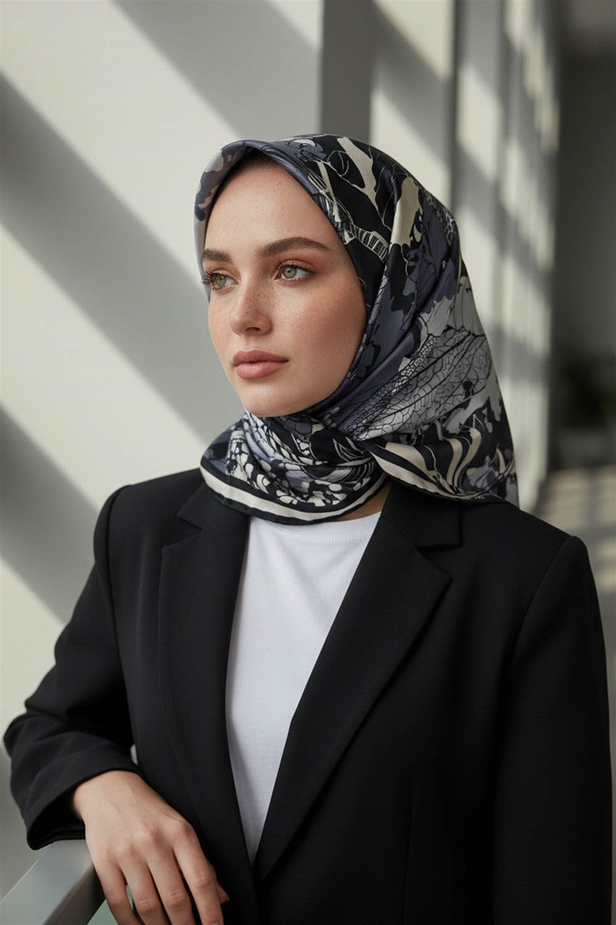 %100 Twill İpek Yaprak Desenli Gri - Siyah Renkli 90x90 Eşarp Dikim Şekli : El Dikişi