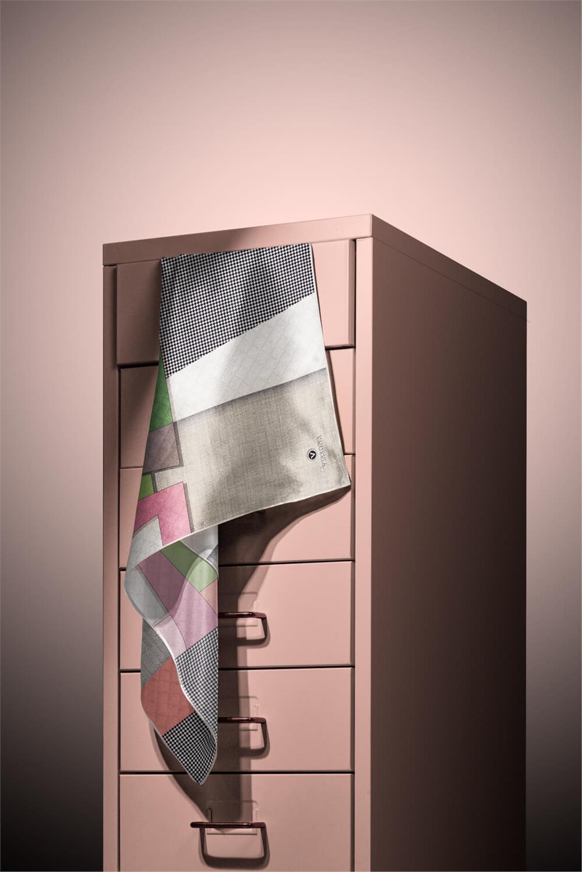 %100 Twill İpek Kazayaklı Ve Geometrik Desenli Kahverengi - Bakır Renkli 90x90 Eşarp Dikim Şekli : El Dikişi