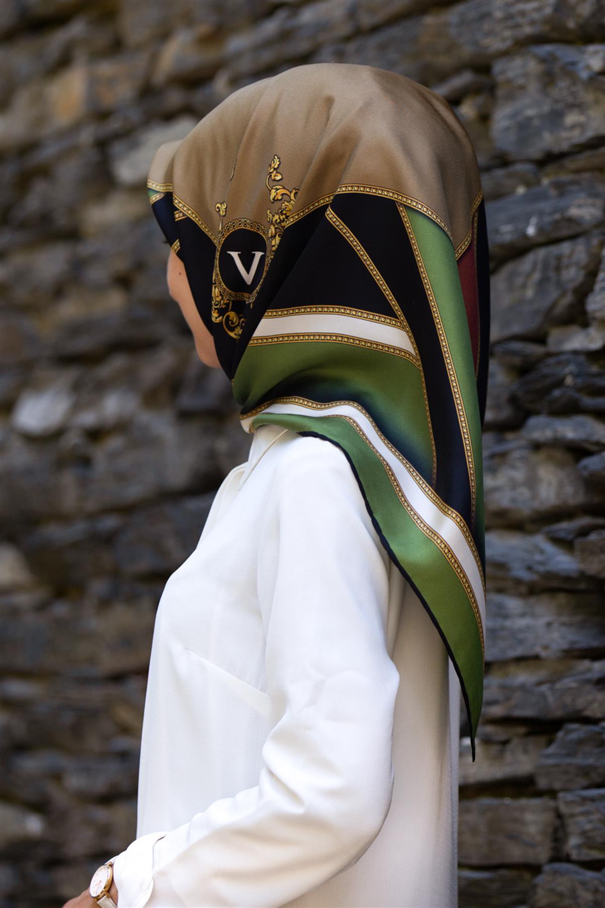 %100 Twill İpek Baroklu Ve Geometrik Desenli Haki - Bej Renkli 90x90 Eşarp Dikim Şekli : El Dikişi