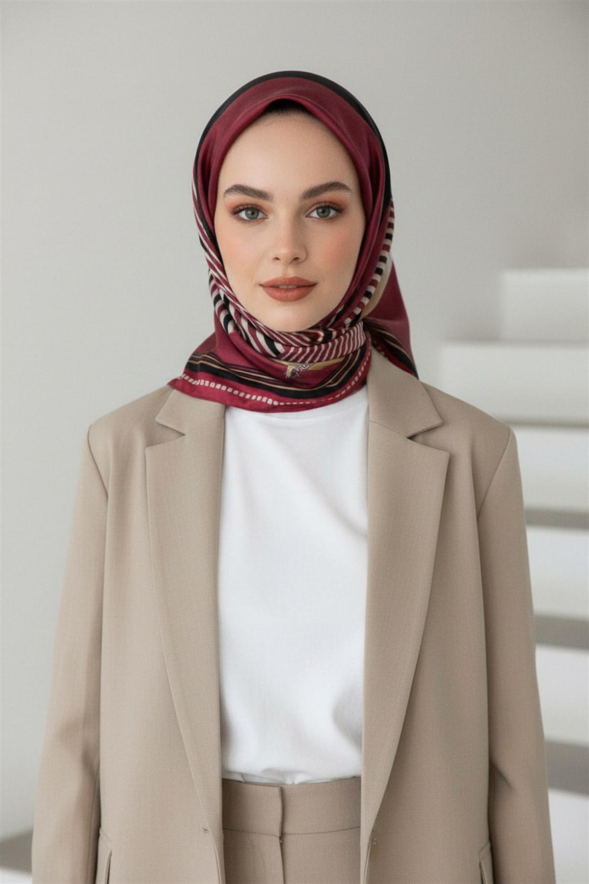 %100 Twill İpek Geometrik Desenli Bordo Renkli 90x90 Eşarp Dikim Şekli : El Dikişi