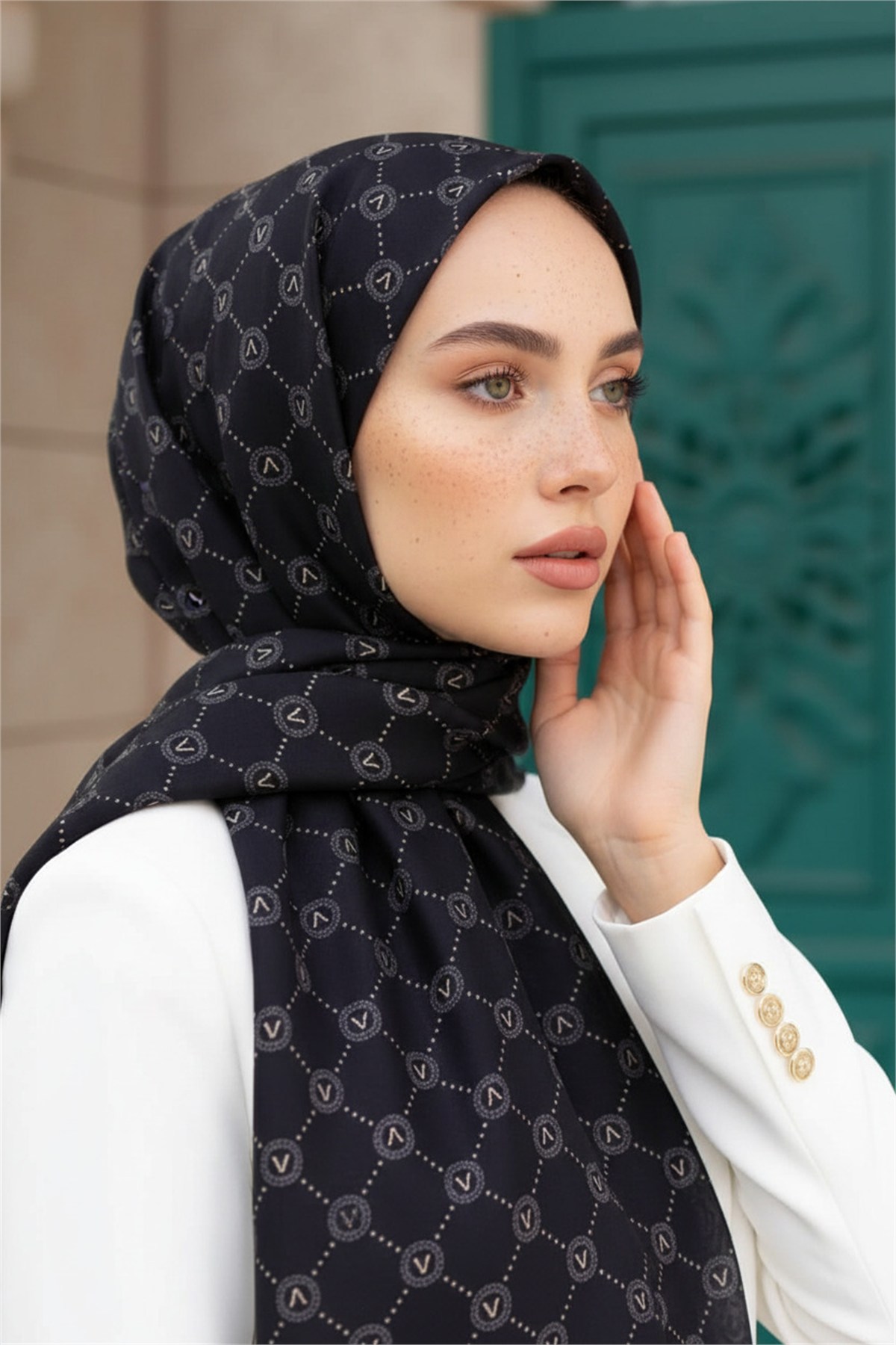 %100 Saf İpek Şal İnce Saten Vual Dokuma V Logo Desenli Siyah - Bej Renkli 90x210 Şal