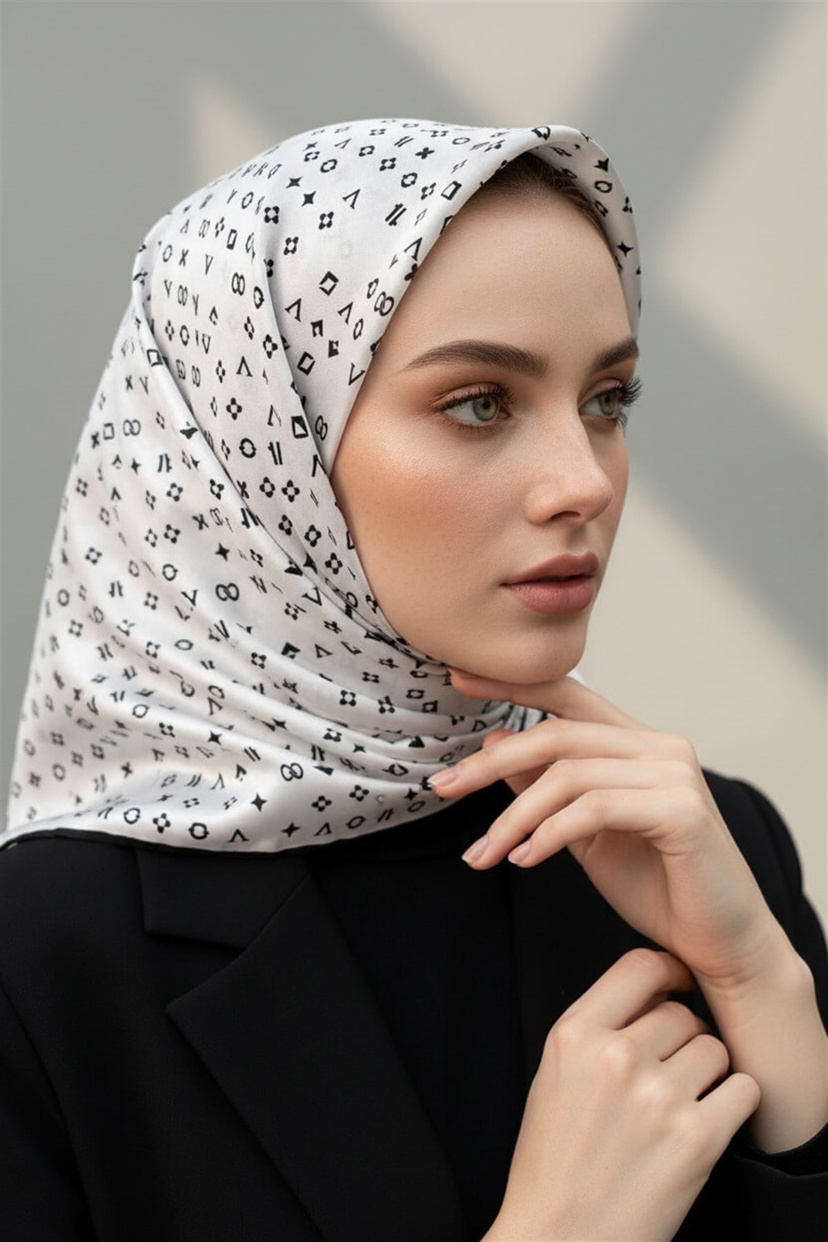 %100 Twill İpek Çıtır Motif Desenli Krem - Siyah Renkli 90x90 Eşarp Dikim Şekli : El Dikişi