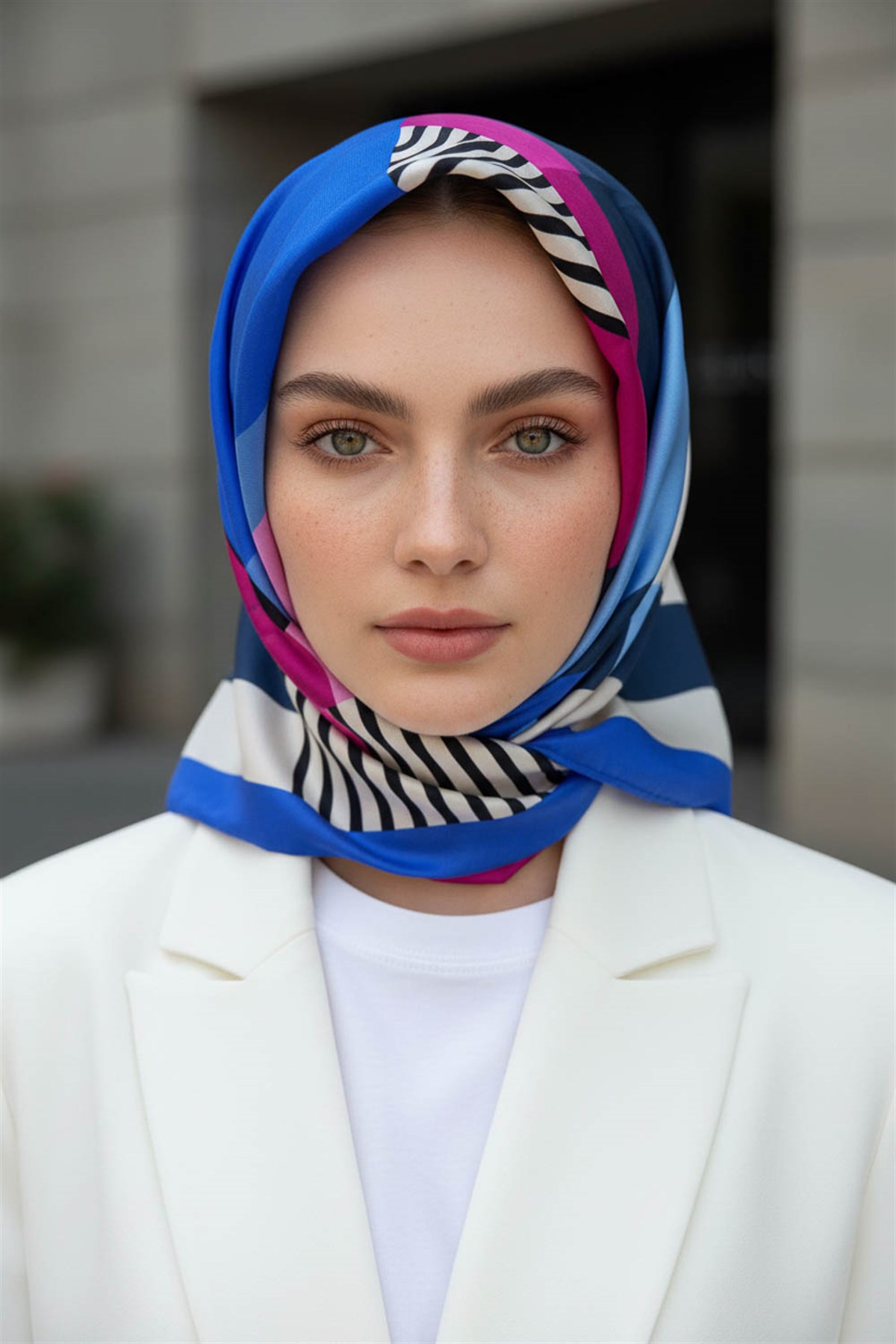 100% Twill İpek Geometrik Desenli Saks - Fuşya Renkli 90x90 Dikim Şekli : El Dikişi Eşarp