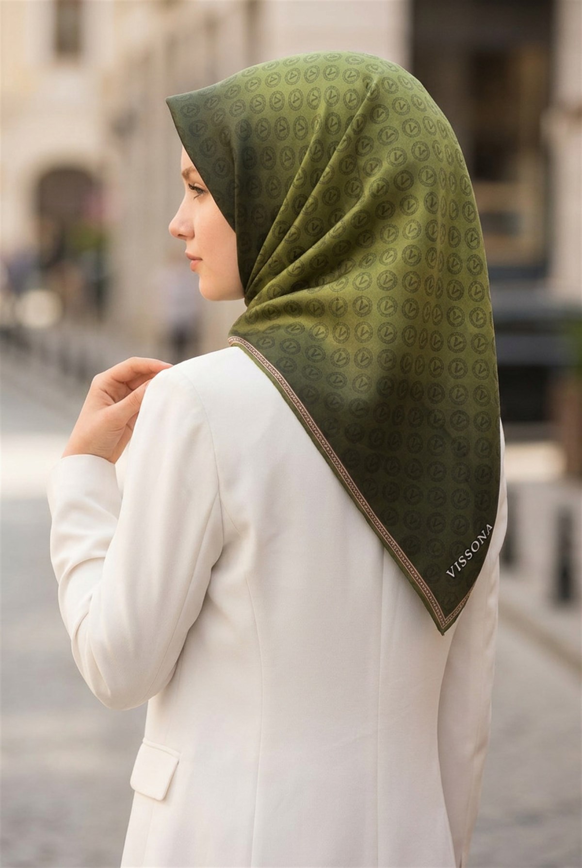 %100 Twill İpek Monogram Desenli Haki  Renkli 90x90 Eşarp Dikim Şekli : El Dikişi