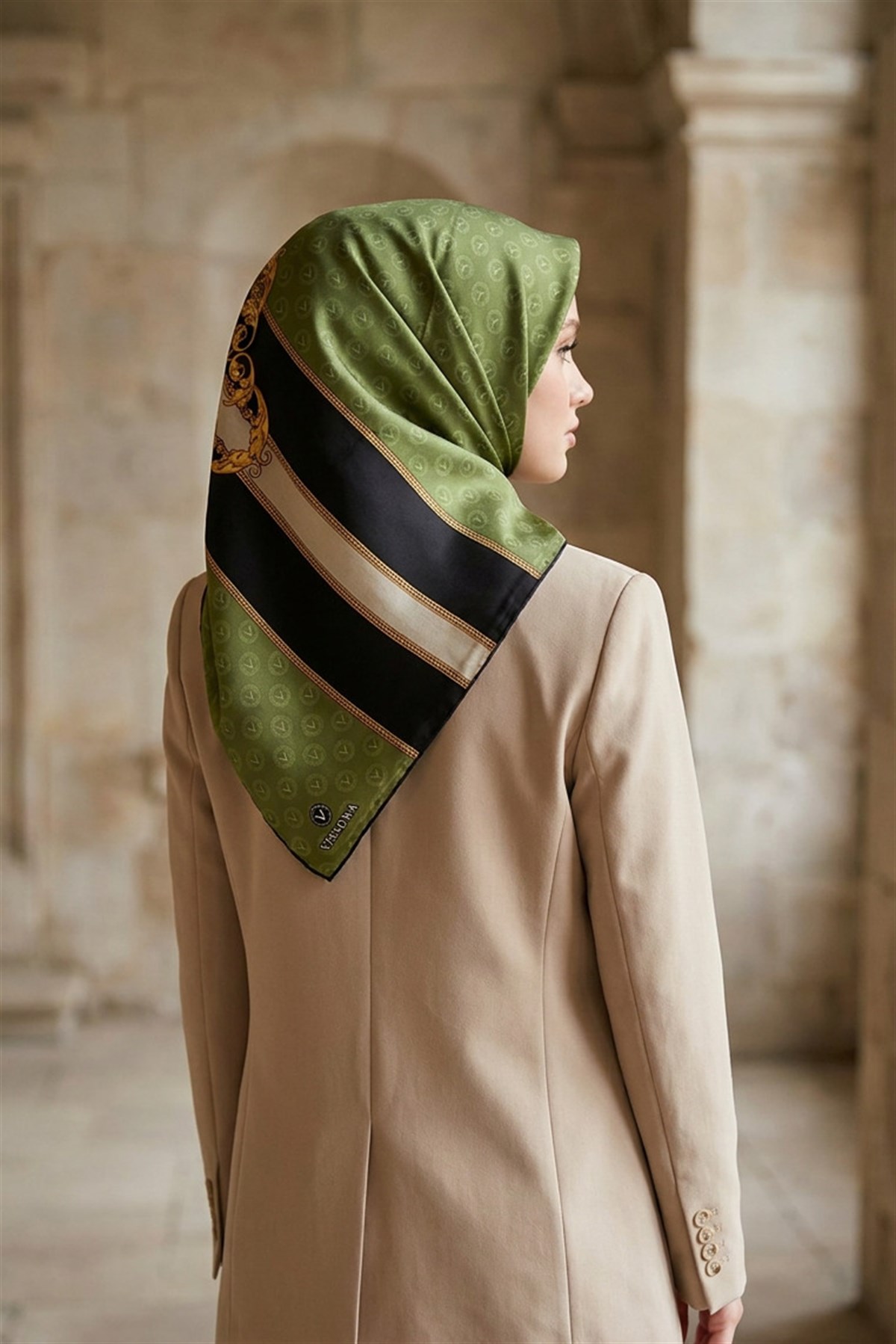 %100 Twill İpek Monogramlı Ve Barok Desenli Haki - Siyah Renkli 90x90 Eşarp Dikim Şekli : El Dikişi