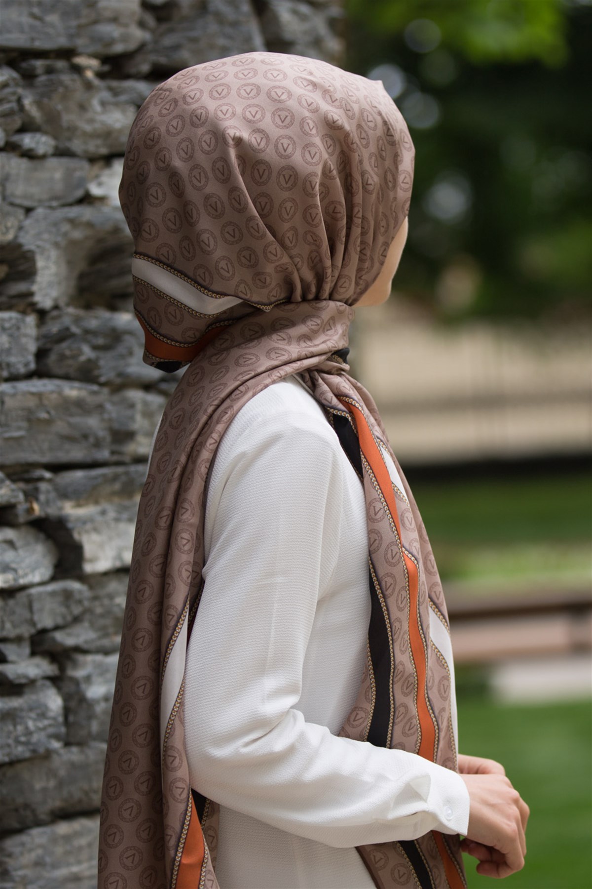 %100 Saf İpek Şal İnce Saten Vual Dokuma Monogram Desenli Bej - Turuncu Renkli 90x210 Şal