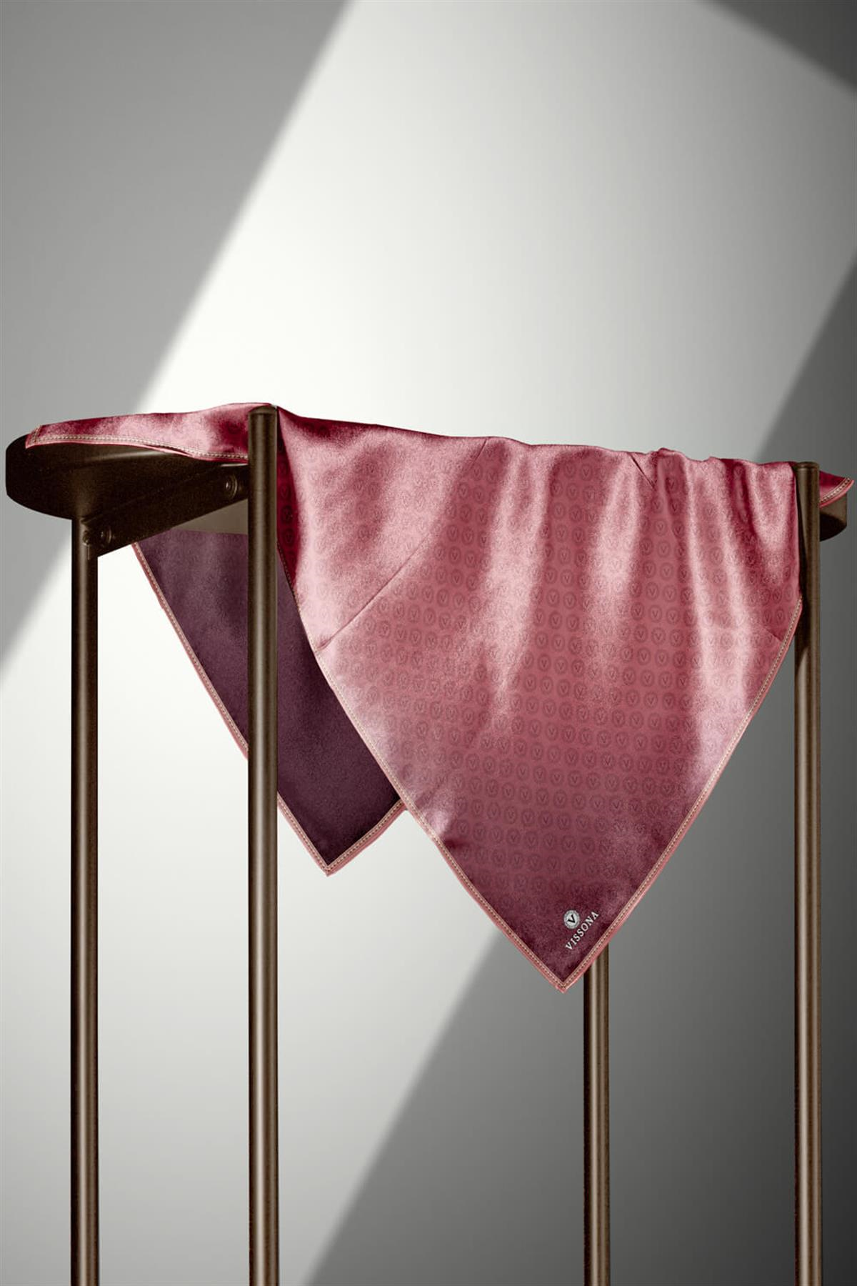 % 57 İPEK % 43 VİSKON Twill İpek Monogram Desenli Gül Kurusu Renkli 90x90 Eşarp Dikim Şekli : El Dikişi