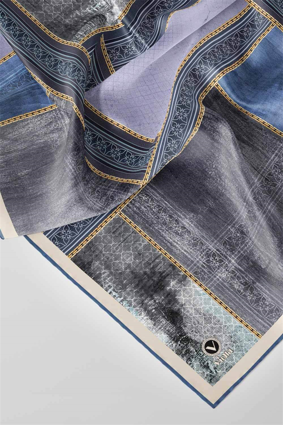 Twill Dokulu Ve Geometrik Desenli Bebe Mavisi Renkli 90x90 Eşarp (İpek İçermez) Dikim Şekli : El Dikişi