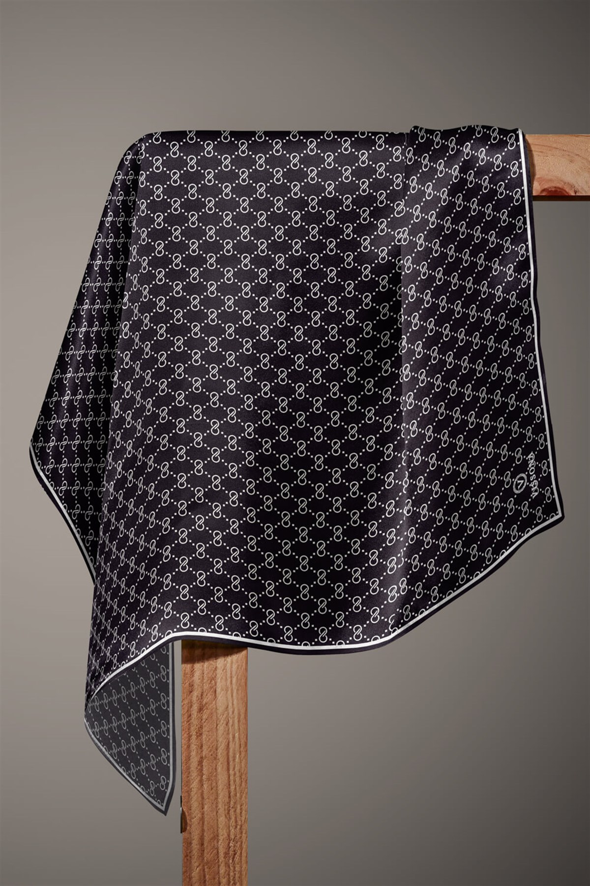 %57 İPEK %43 VİSKON Twill İpek Leopar Desenli Siyah - Beyaz Renkli 90x90 Eşarp Dikim Şekli : El Dikişi