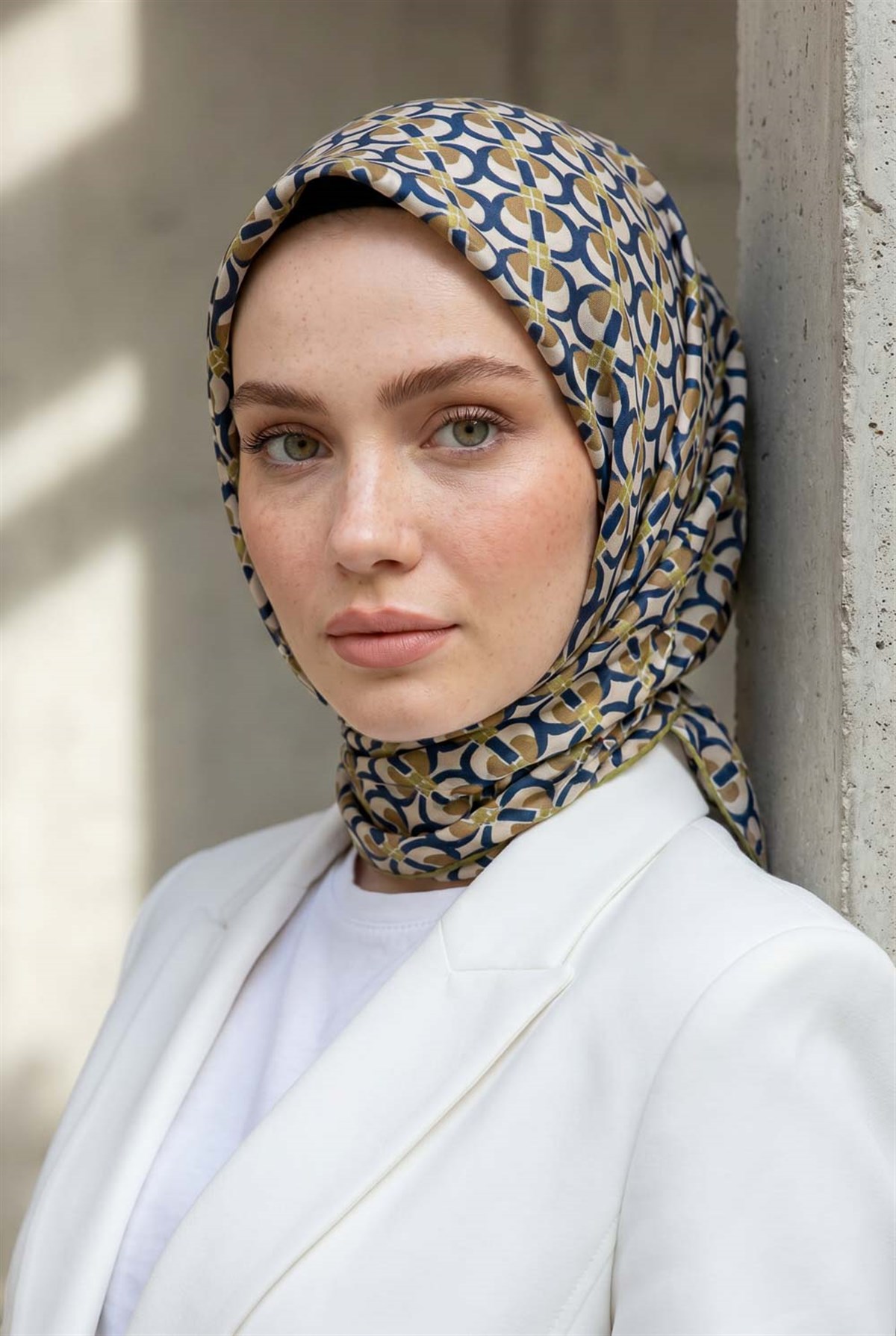 %100 Twill İpek Geometrik Desenli Bej - Fıstık Yeşili Renkli 90x90 Eşarp Dikim Şekli : El Dikişi