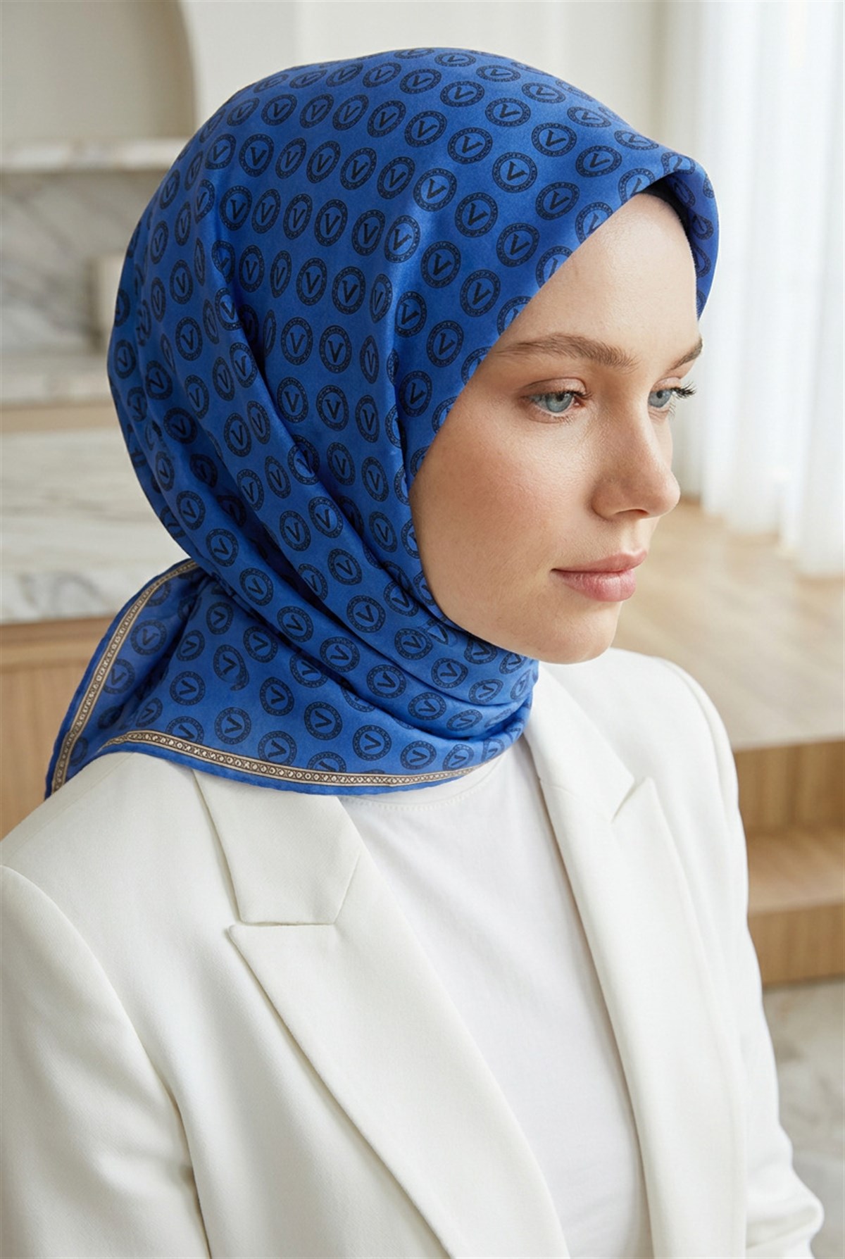% 57 İPEK % 43 VİSKON Twill İpek Monogram Desenli Saks Renkli 90x90 Eşarp Dikim Şekli : El Dikişi