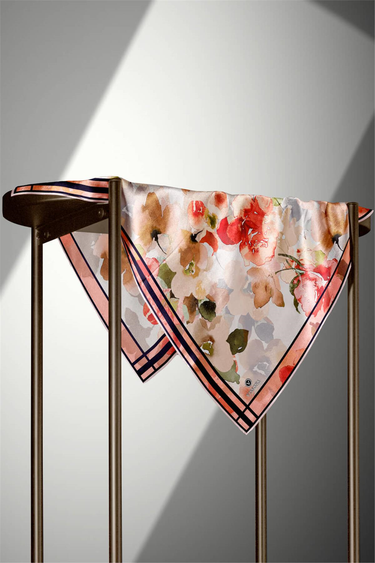 % 57 İPEK % 43 VİSKON Twill İpek Sulu Boyalı Çiçek Desenli Kırmızı - Vizon Renkli 90x90 Eşarp Dikim Şekli : El Dikişi