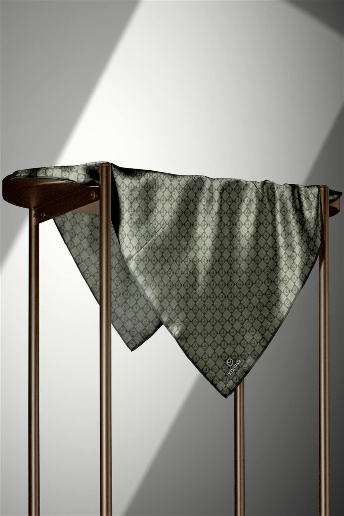 %100 Twill İpek Monogram Desenli Çağla Yeşili Renkli 90x90 Eşarp Dikim Şekli : El Dikişi